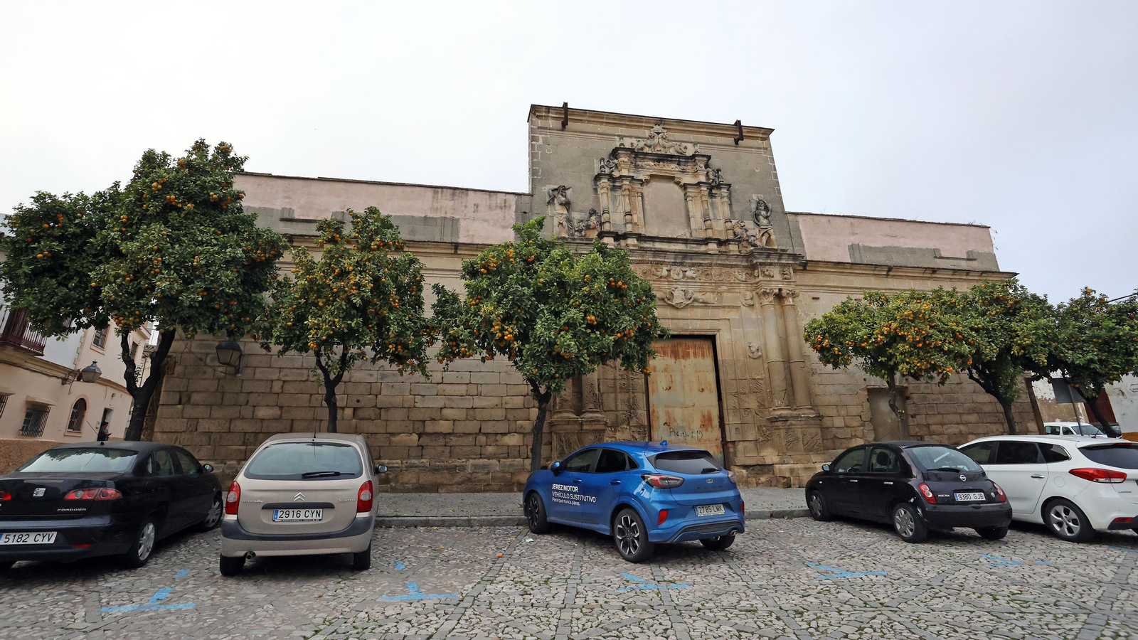 Se derrumba uno de los muros del interior del Palacio Riquelme en Jerez