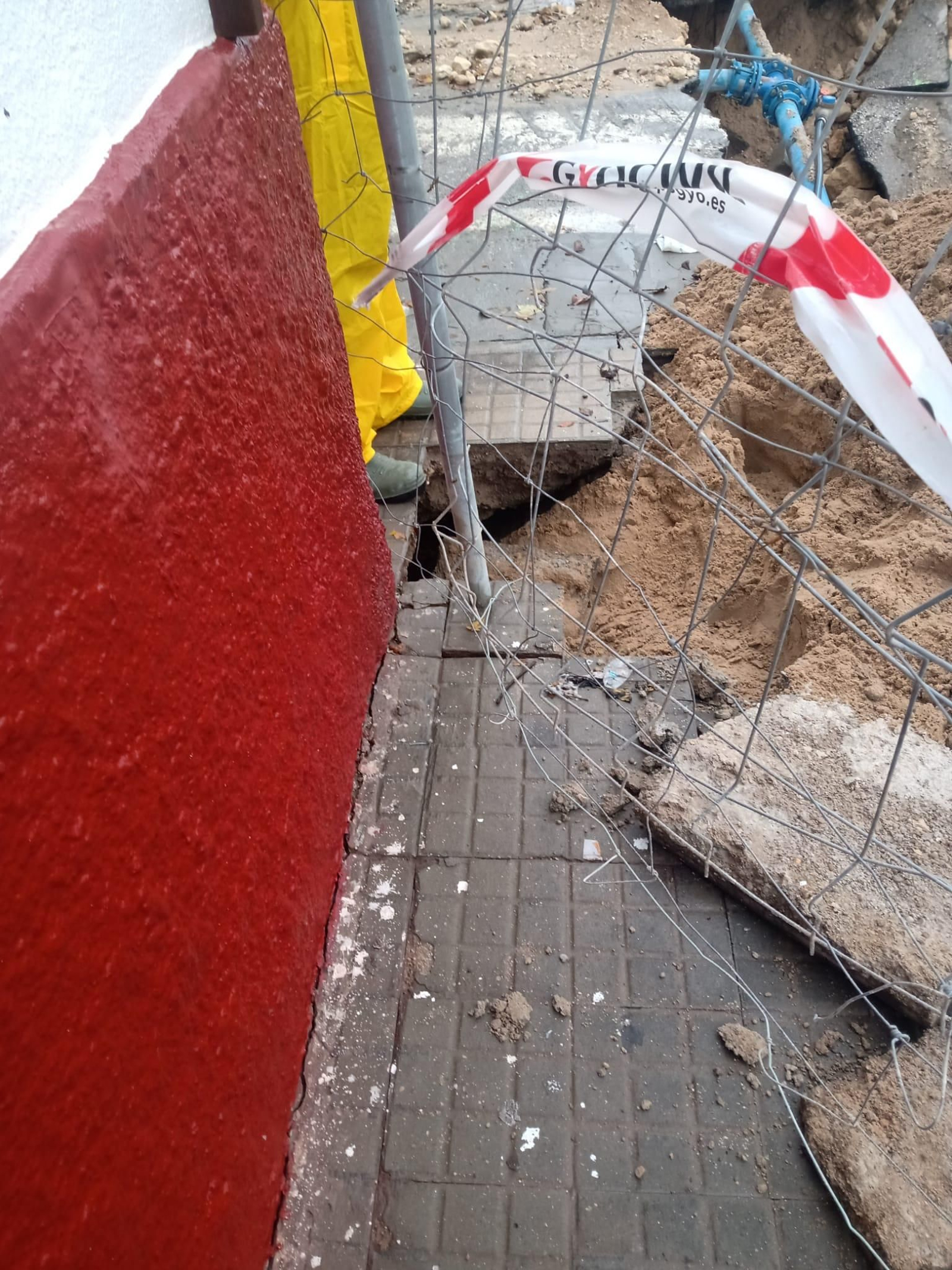 El hundimiento del acerado llega hasta las viviendas de la avenida.