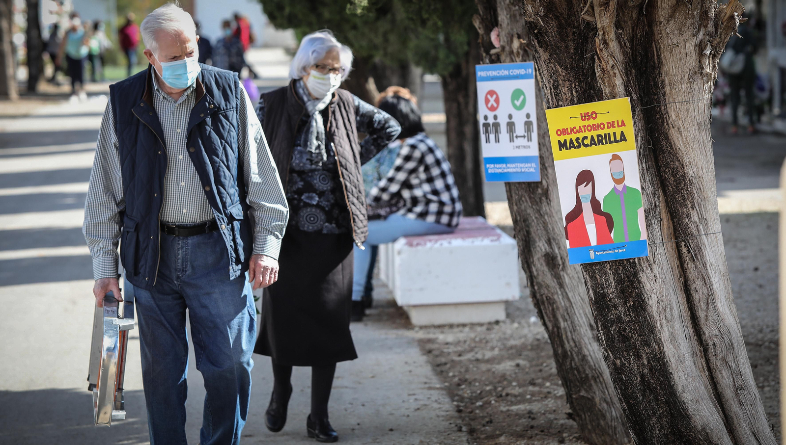 Día de Todos los Santos en el cementerio de Jerez