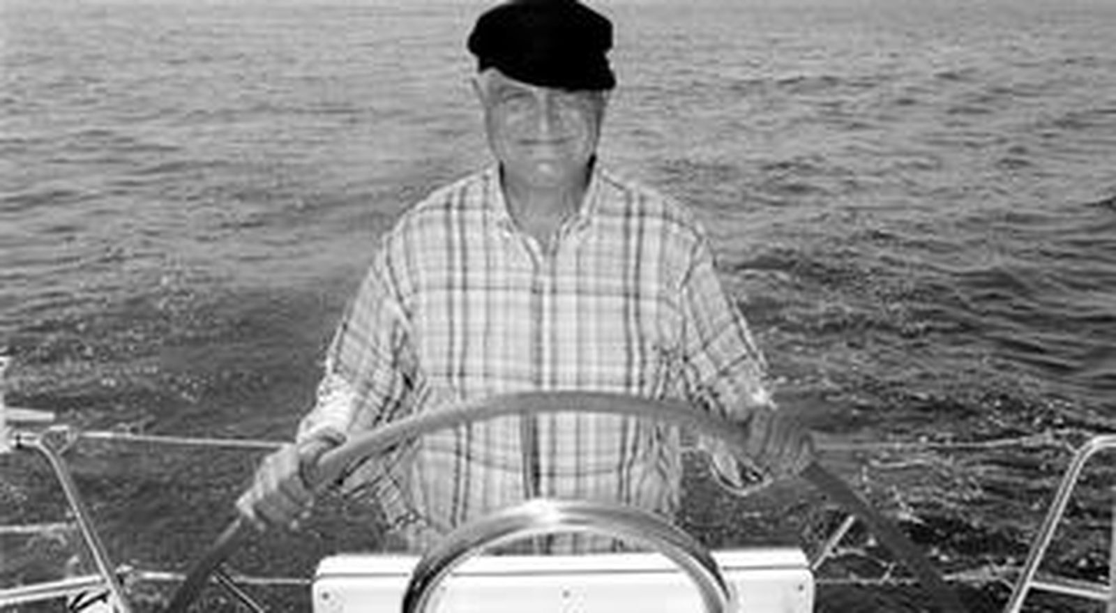 Rafael Álvarez Colunga, al timón de su barco, durante una entrevista concedida a este periódico.