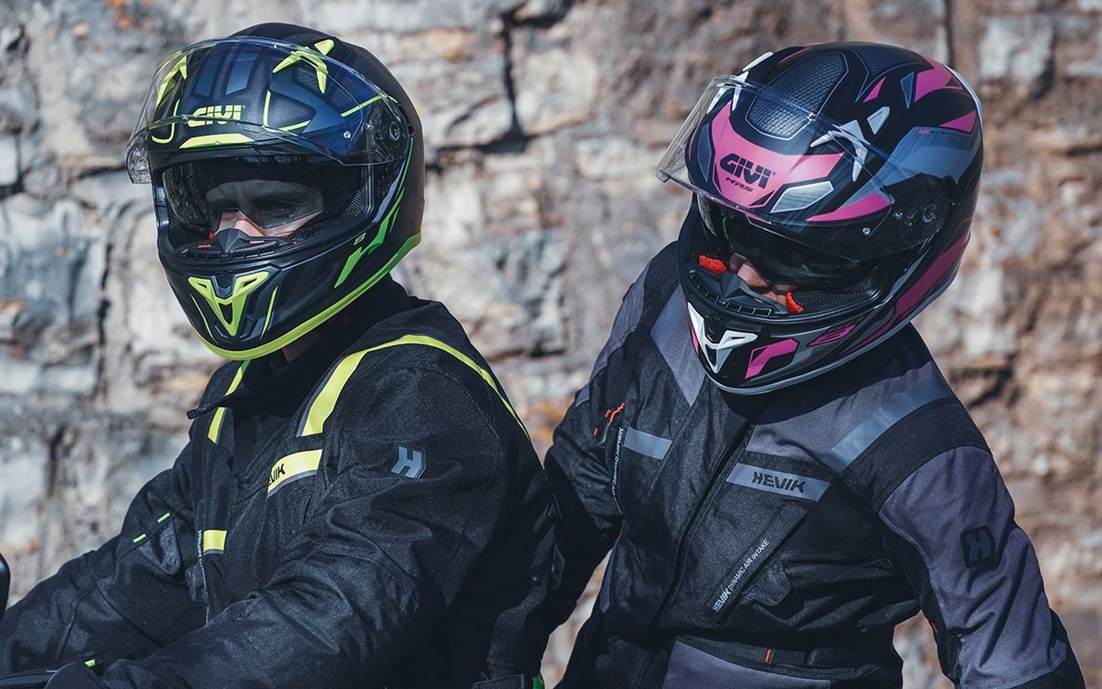 Dos motoristas con cascos integrales