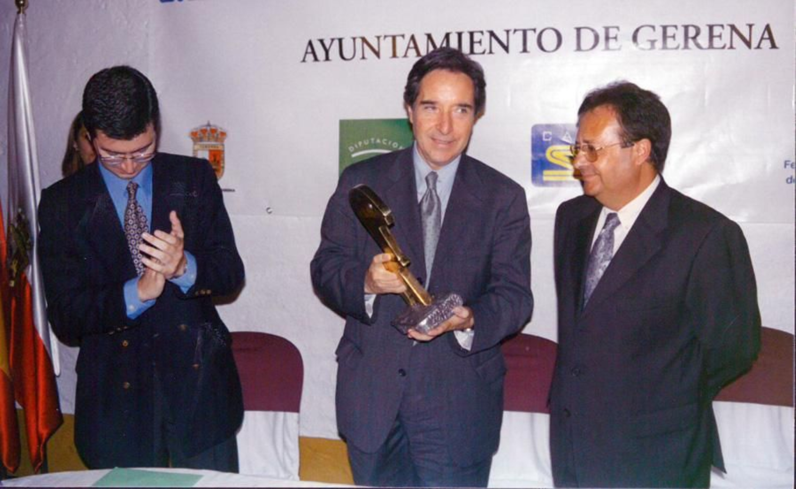 Iñaki Gabilondo recoge el primer premio Manuel Alonso Vicedo en 2000