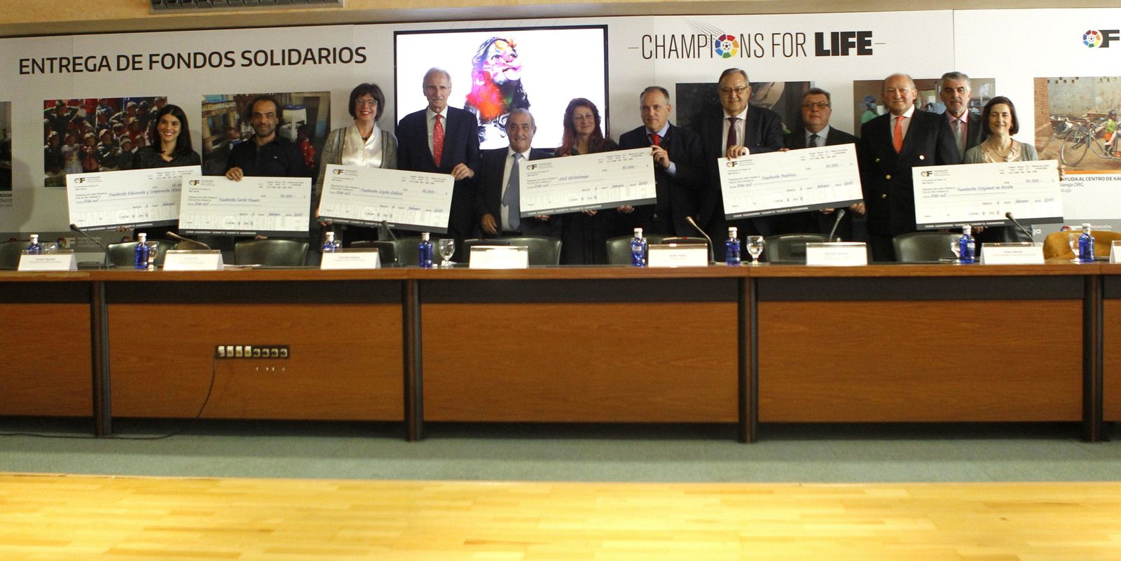 Los beneficiarios de los fondos por el encuentro 'Champions for Life' posan con sus respectivos cheques en la sede de LaLiga.