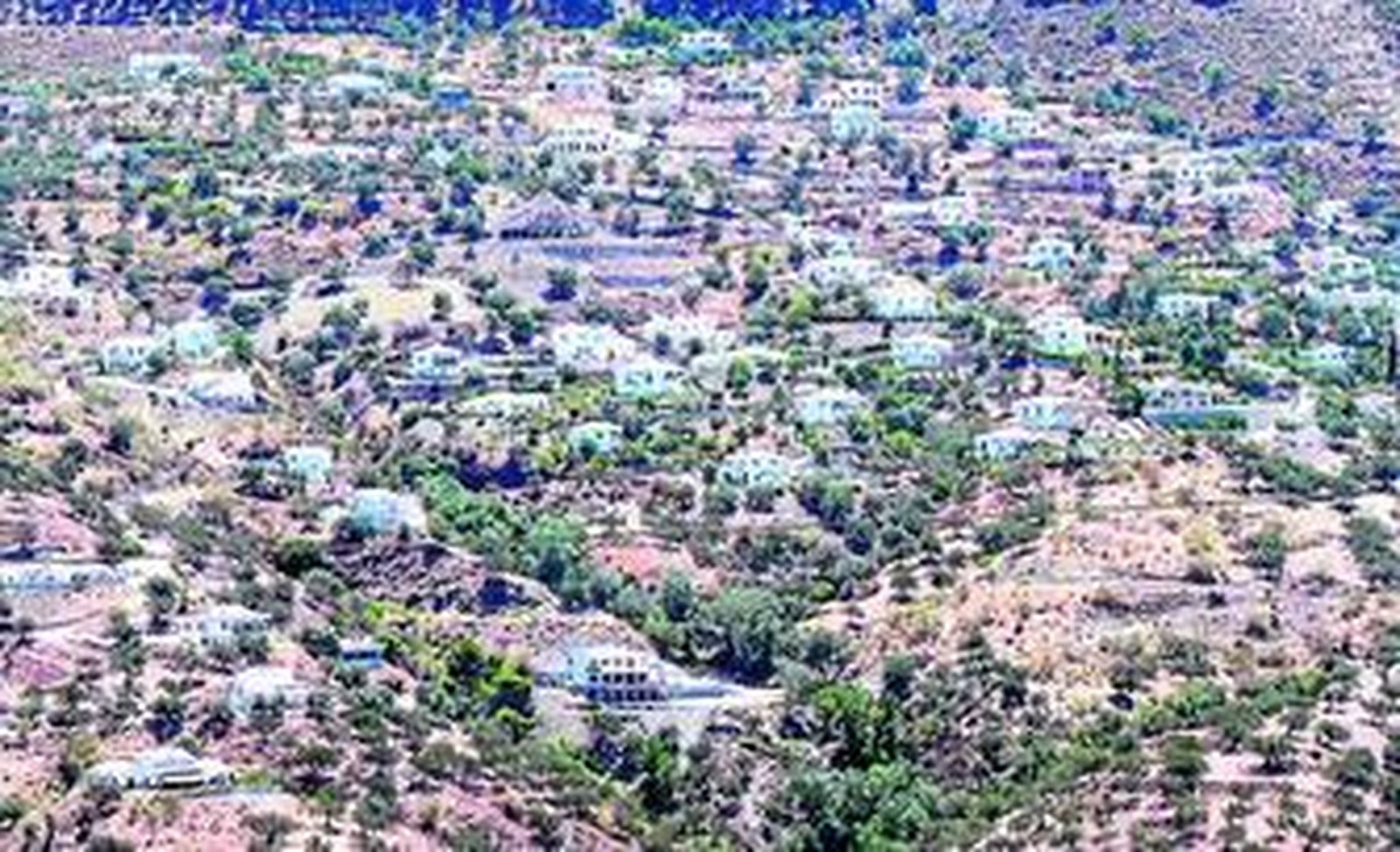 La Axarquía: más casas, más coches y más negocios sin salir de la pobreza oficial