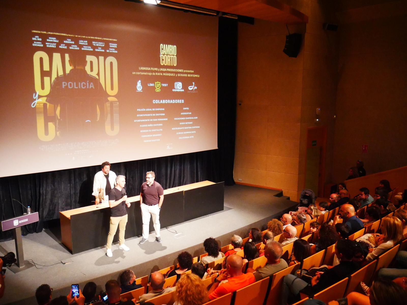 El auditorio del centro de congresos isleño lució abarrotado de público.
