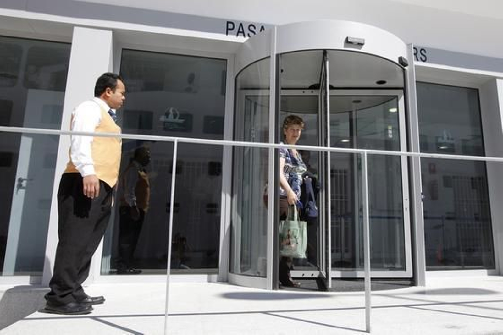 El muelle de Cádiz se estrena como puerto base e inaugura su nueva terminal de pasajeros con la salida del ´Grand Voyager´. 

Foto: Jesus Marin