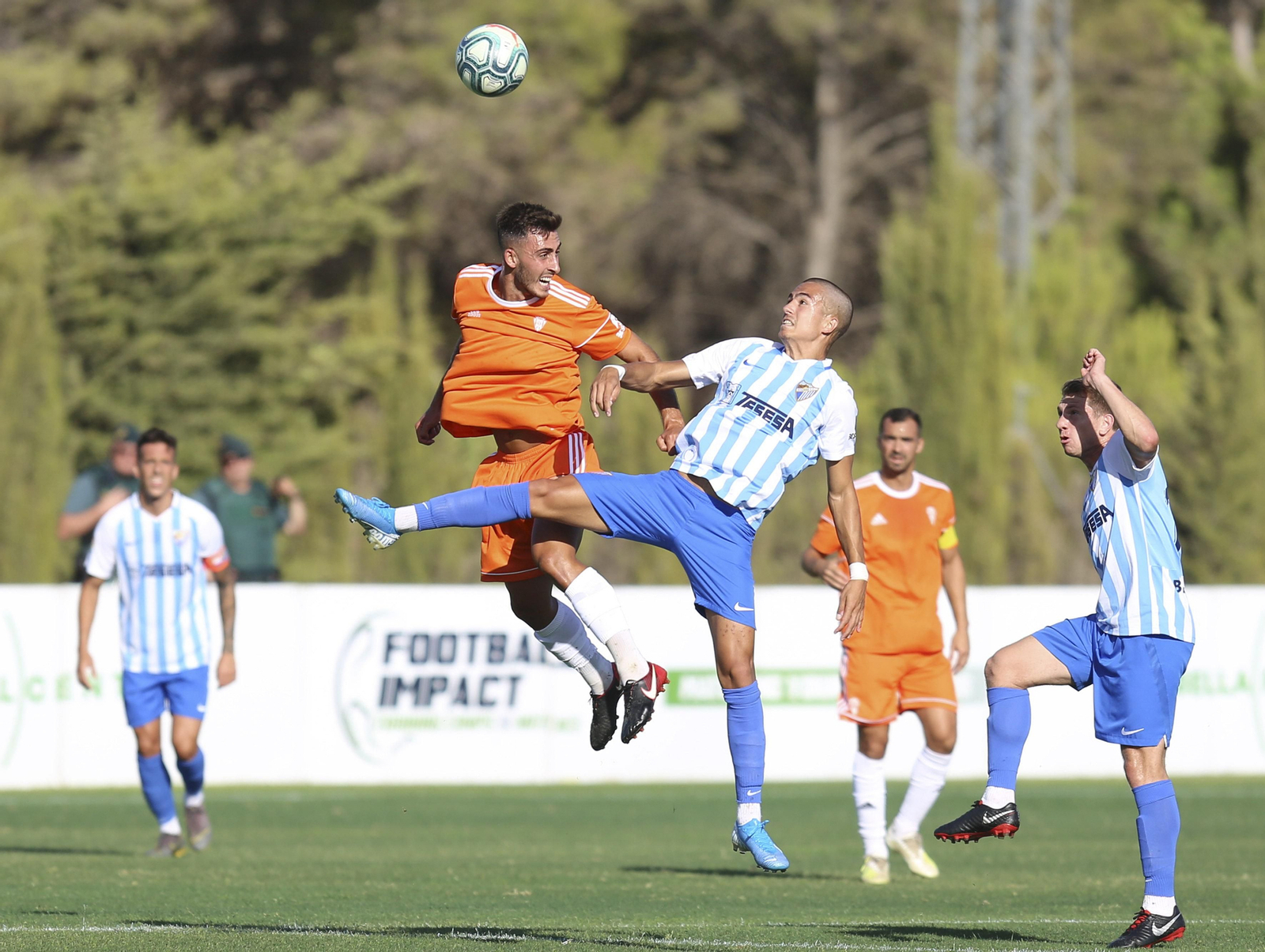 Trabazo disputa un balón aéreo con el malaguista Hugo.