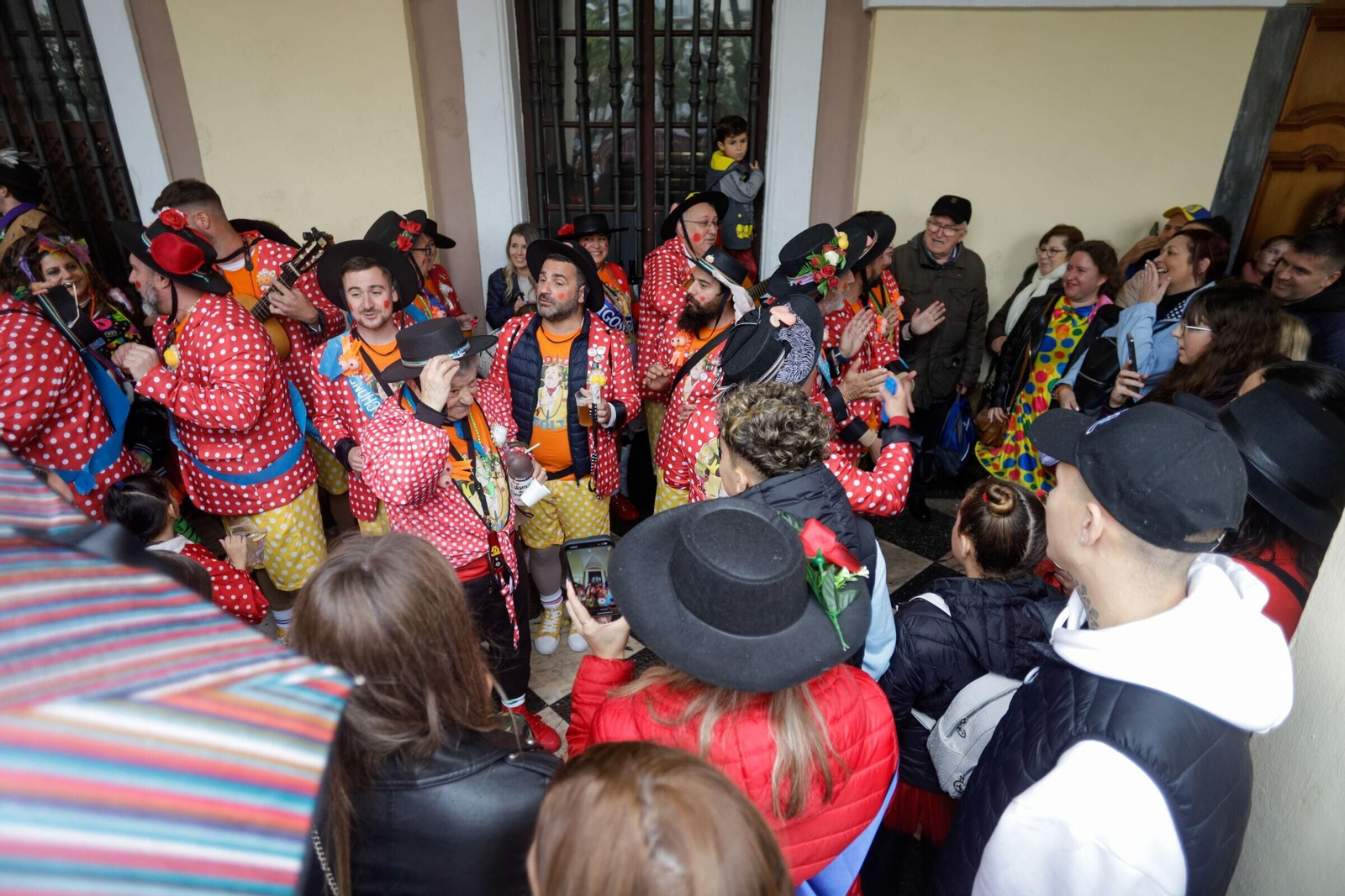 Las imágenes de un domingo de Carnaval en Cádiz pasado por agua