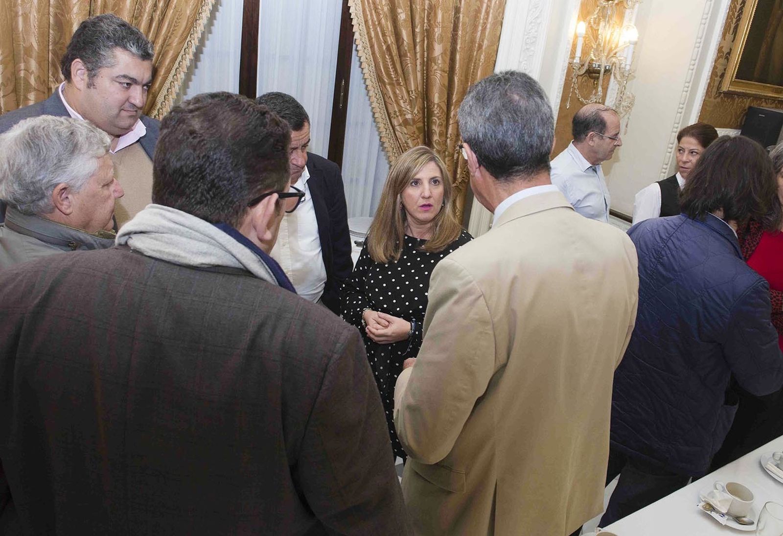 La presidenta charla con los diputados del PP durante el desayuno