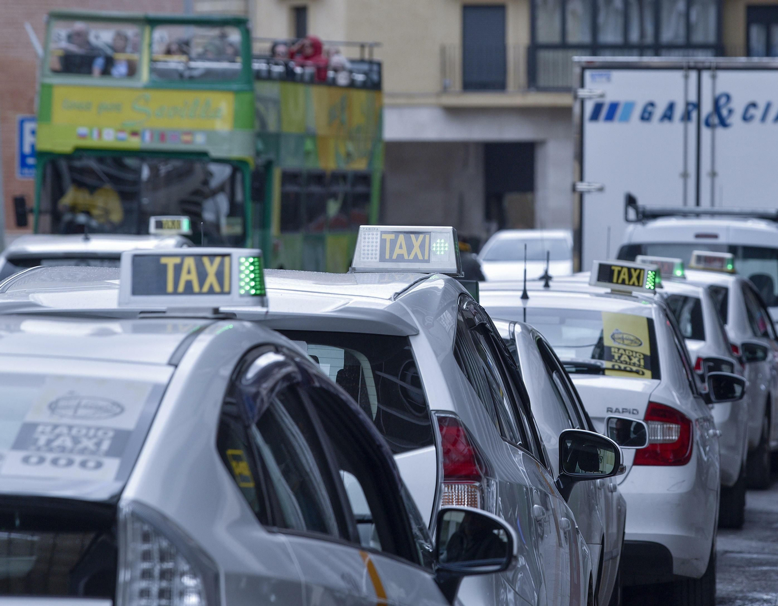 Taxis en una parada de Sevilla