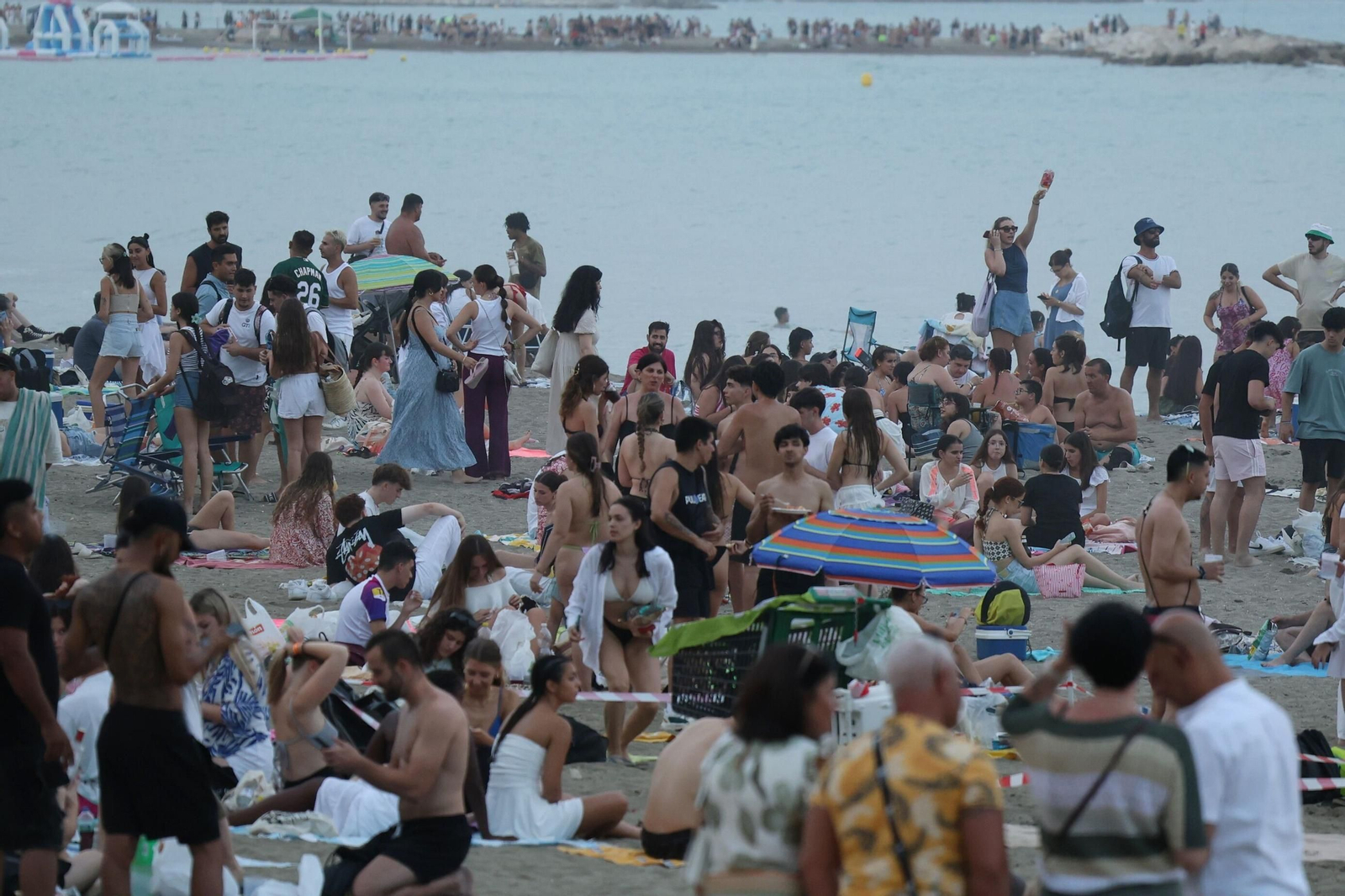 Así se vive la noche de San Juan en la playa de la Malagueta de Málaga, en fotos