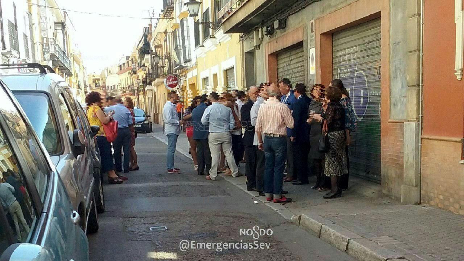 'Botellona' ante la casa hermandad del Rocío de la Macarena.