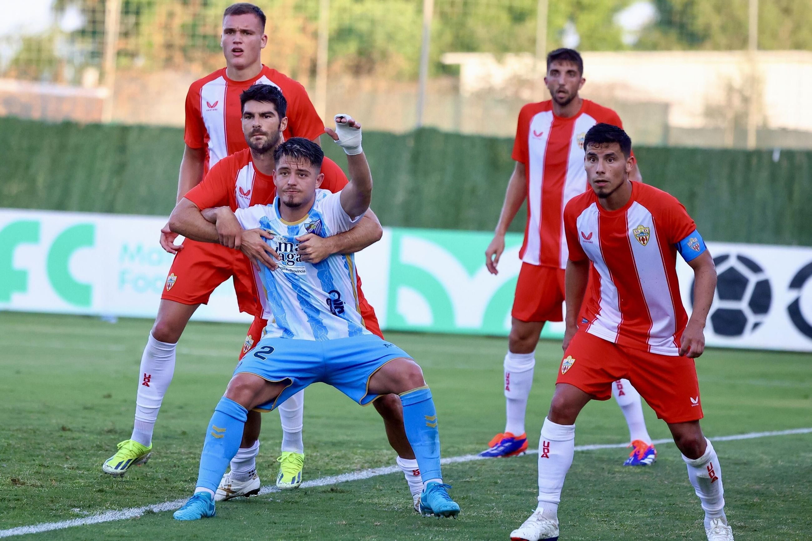 Los rojiblancos defienden un saque de esquina durante un amistoso de la pretemporada del pasado curso.