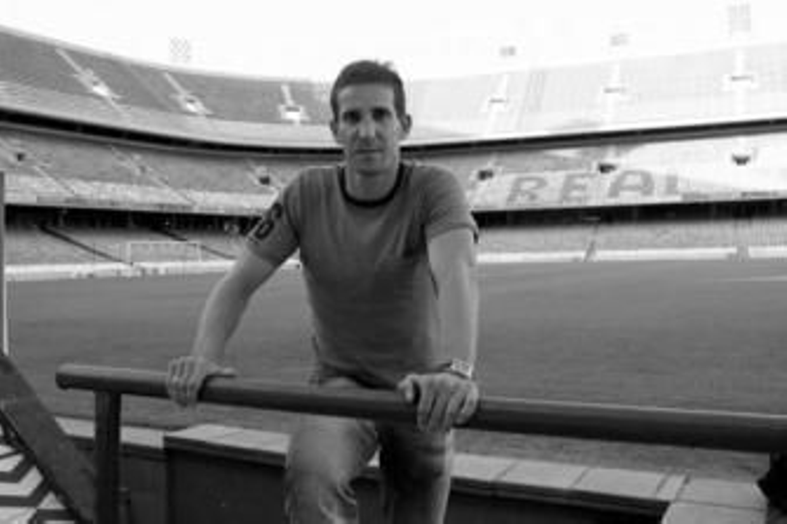 El linense Juan Merino posa en el estadio Ruiz de Lopera.