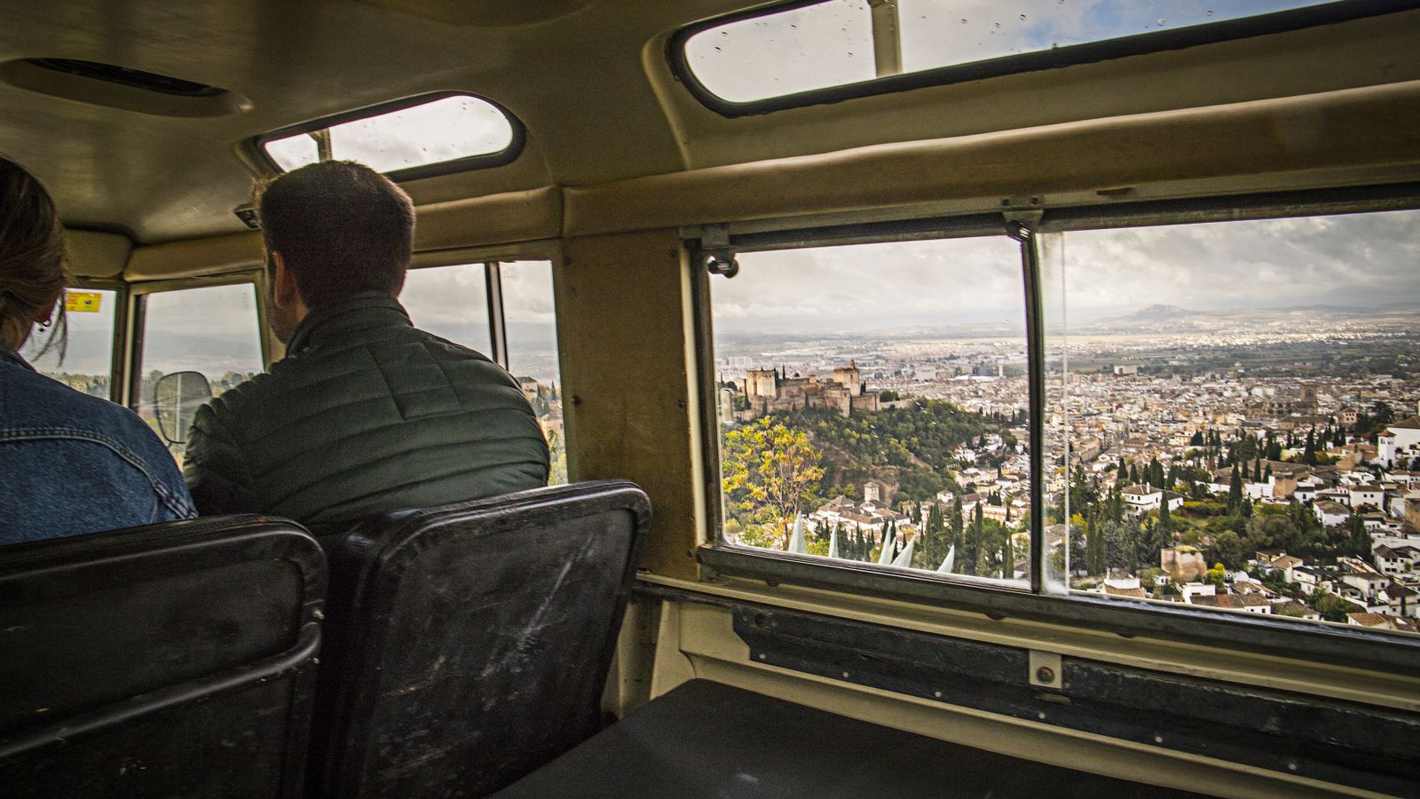 La Granada clásica vista por las ventanas de un vehículo histórico