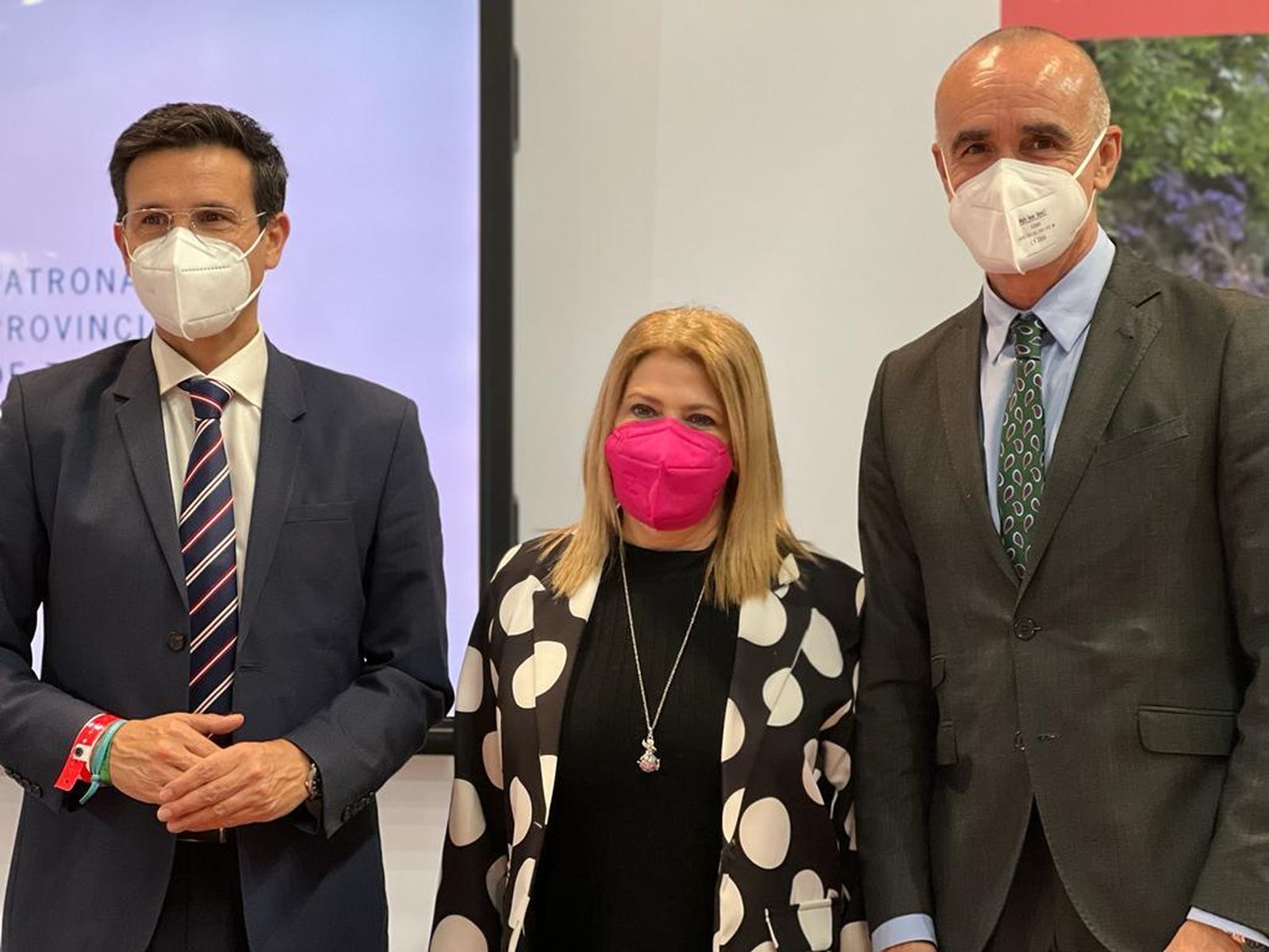 Mamen Sánchez, flanqueada por Francisco Cuenca, alcalde de Granada, y Antonio Muñoz, alcalde de Sevilla.