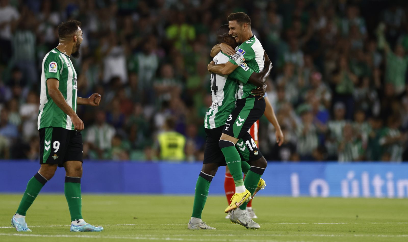 Joaquín celebra con William Carvalho uno de los goles ante Borja Iglesias.
