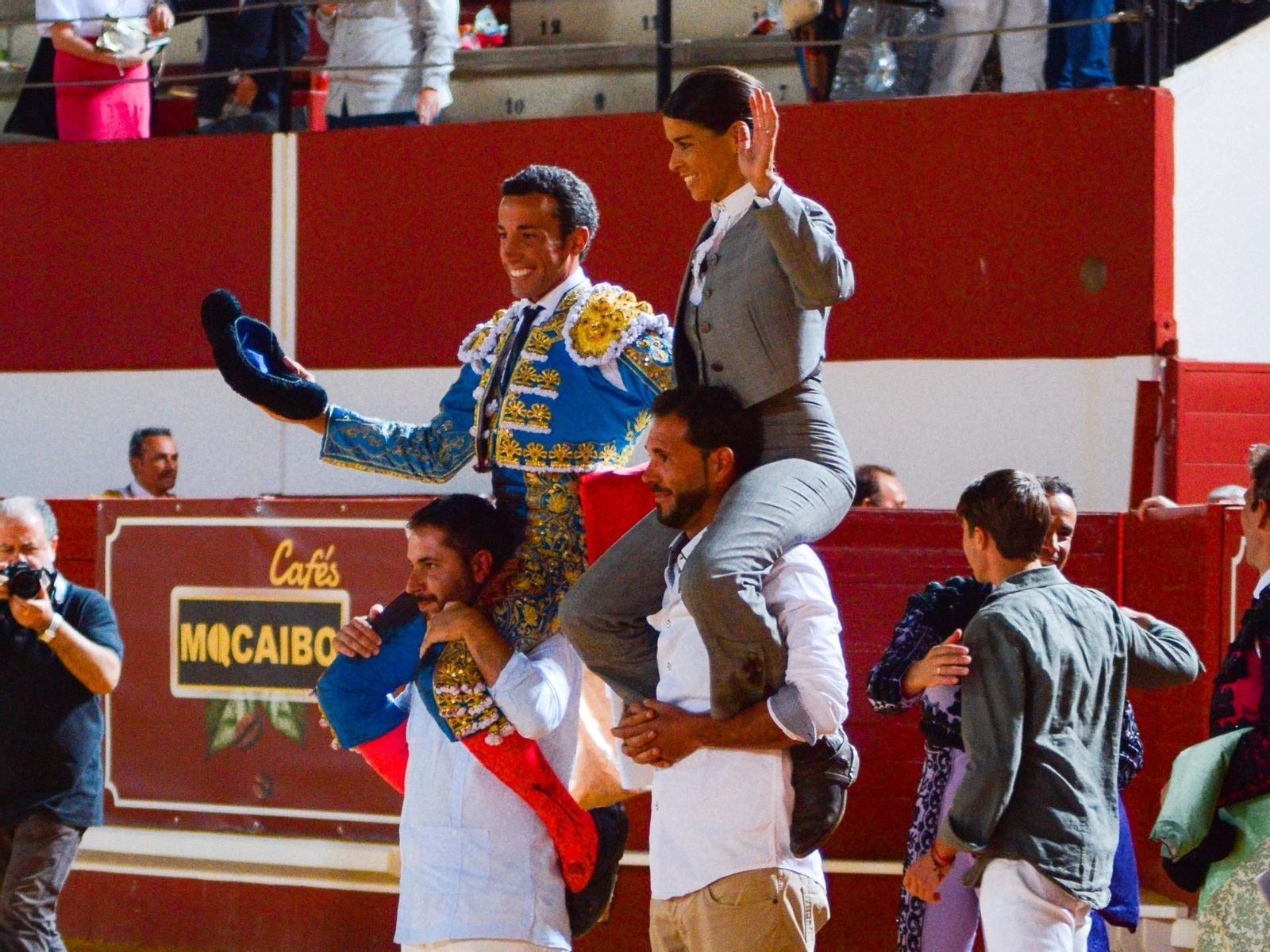 Lea Vicens y David de Miranda abandonaron la plaza a hombros.