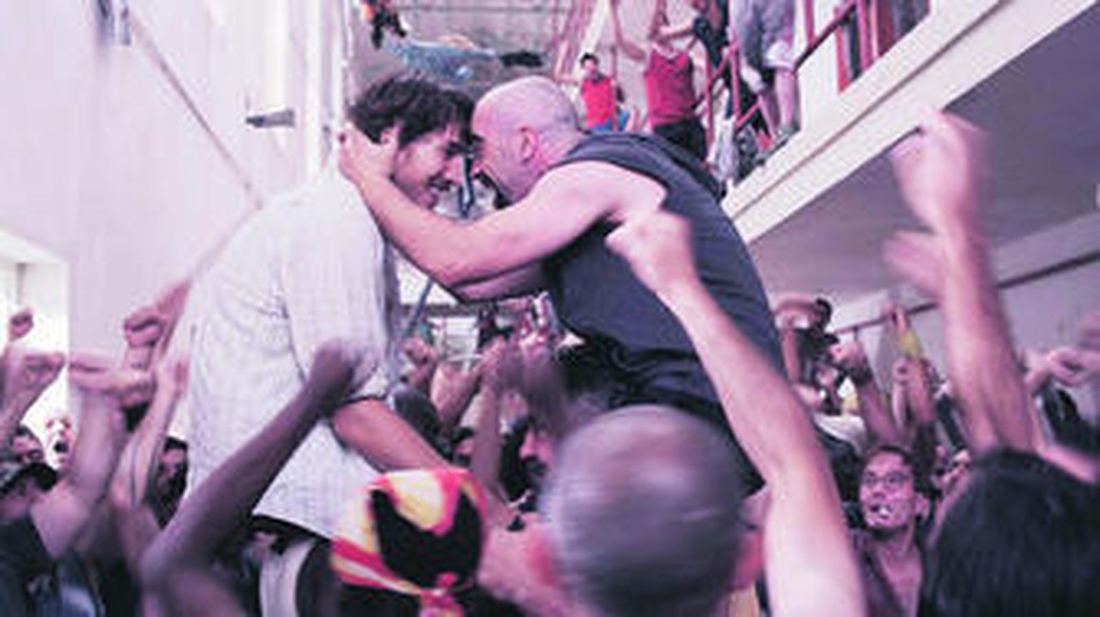 Alberto Ammann y Luis Tosar en pleno motín carcelario en 'Celda 211'