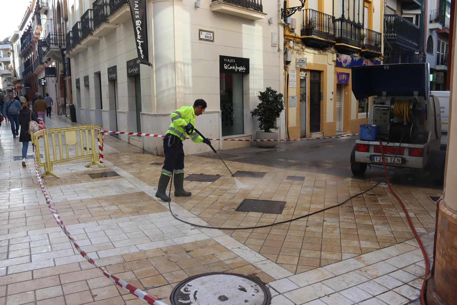 Un operario trabaja en la esquina de las calles Palacio y Rico