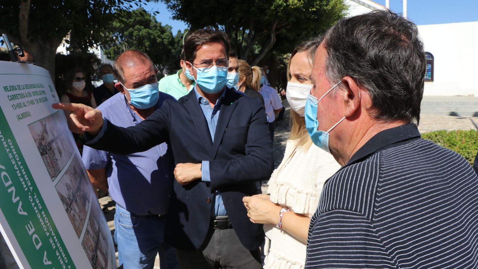 Explicaciones sobre el terreno de Francisco Góngora a la consejera.