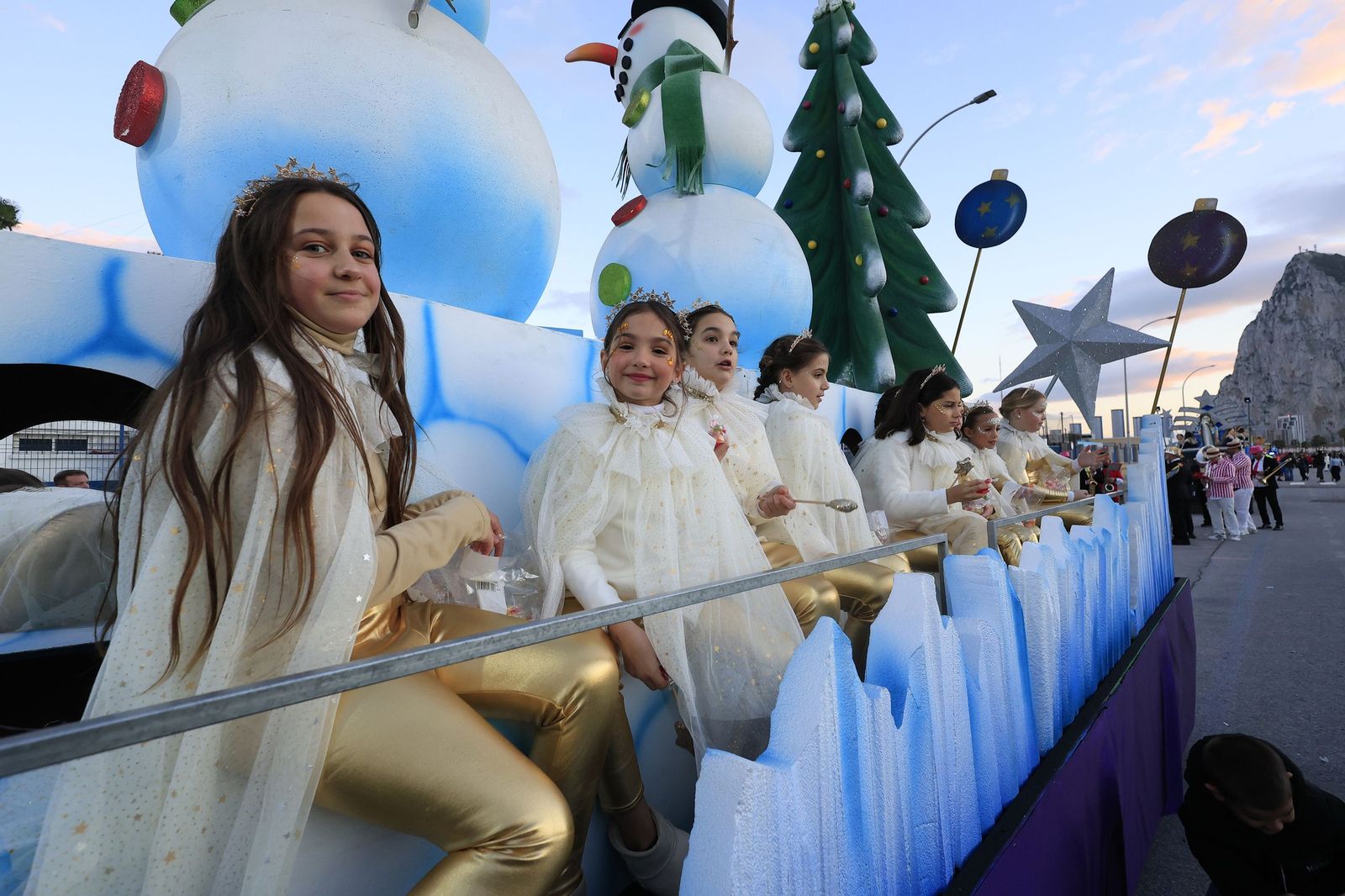Búscate en las fotos de la cabalgata de Reyes Magos 2026 en La Línea
