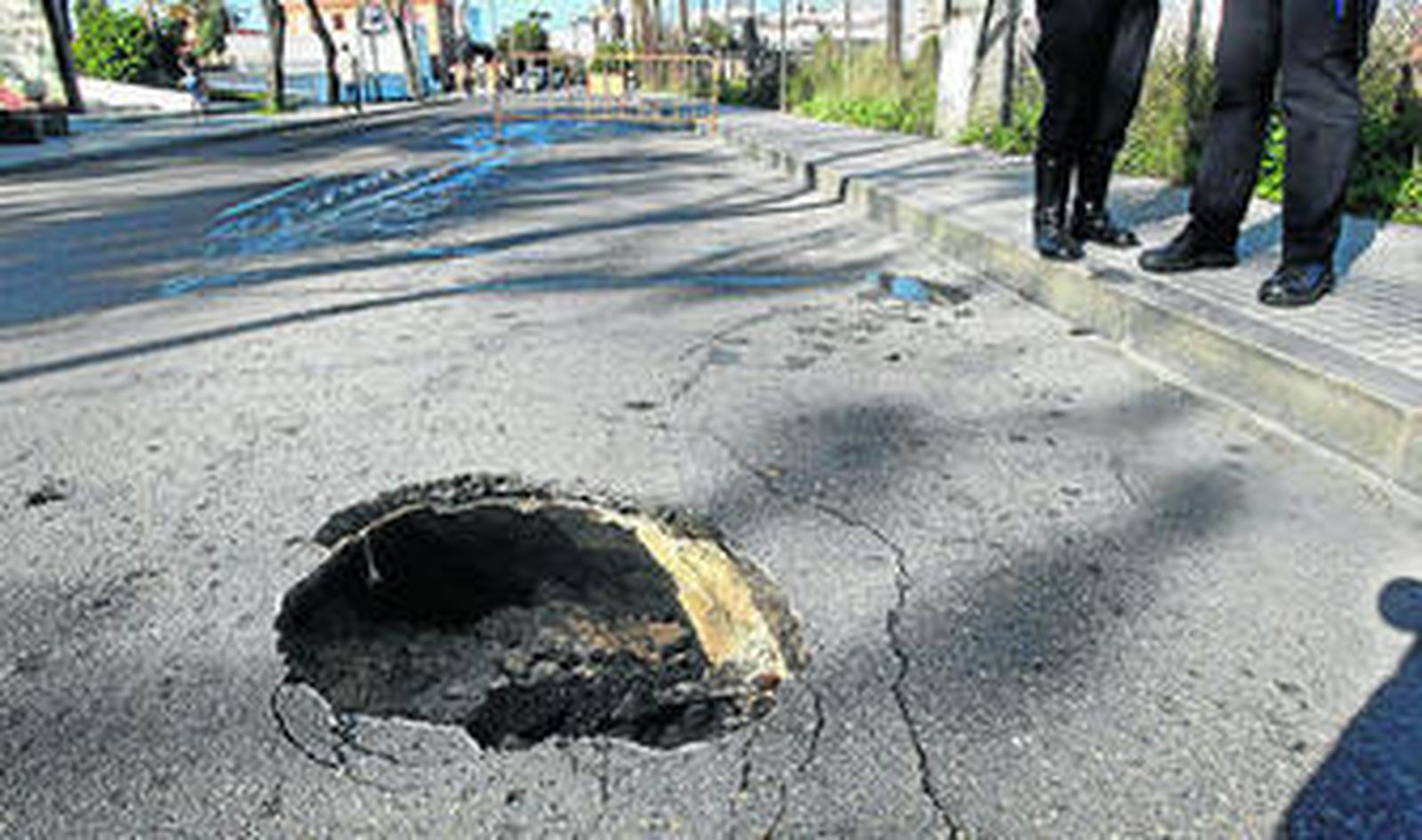 Imagen del socavón abierto en la calzada en la avenida Marconi.