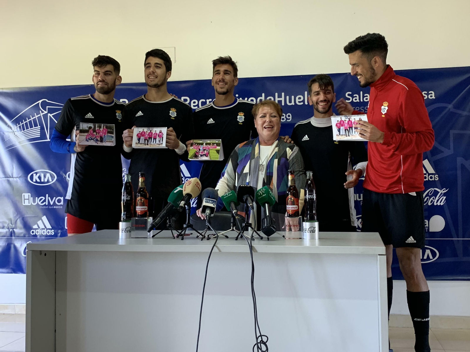 Charo Venegas junto con los jugadores del Recre en una presentación el año pasado.