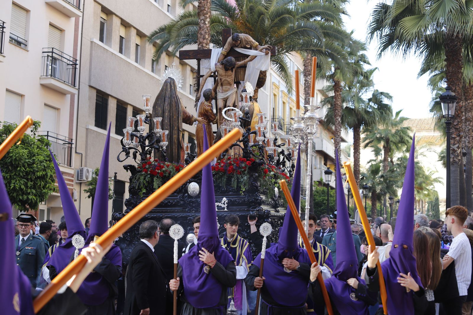 La Hermandad del Descendimiento en su recorrido por las calles de Huelva el Viernes Santo