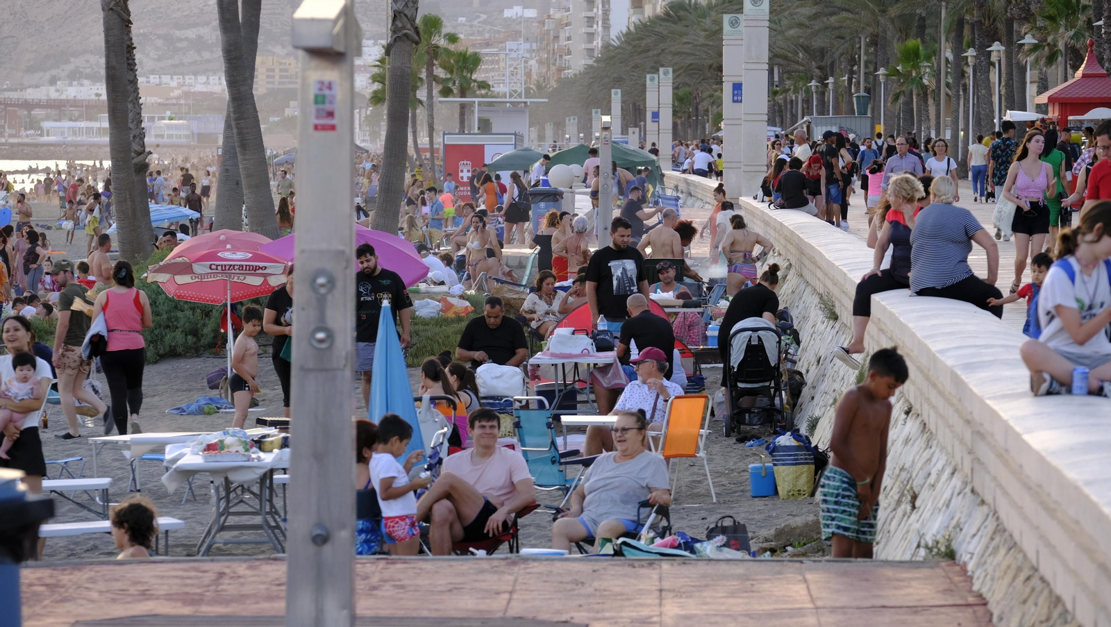 Imágenes de las hogueras de la Noche de San Juan en Almería capital