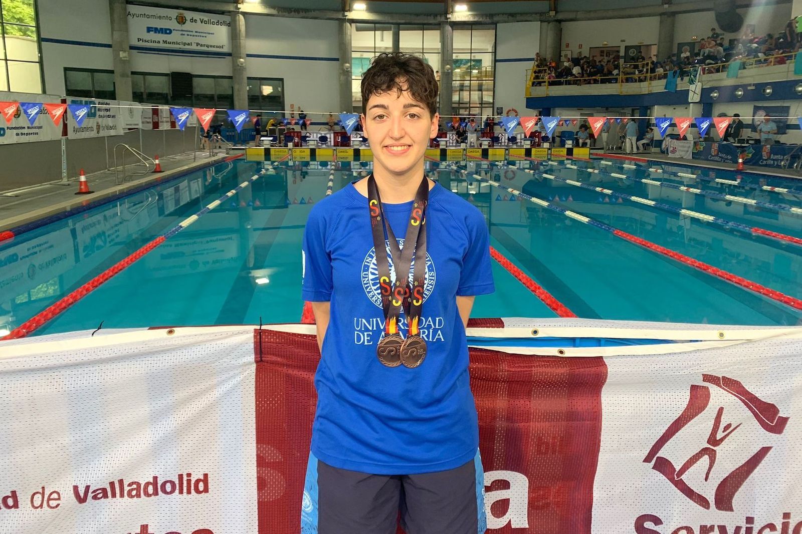 Sonia Aguilar con sus medallas de bronce al cuello