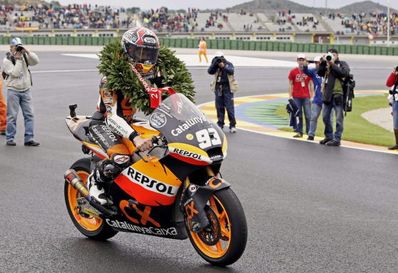 Márquez, coronado en Cheste.

Foto: EFE