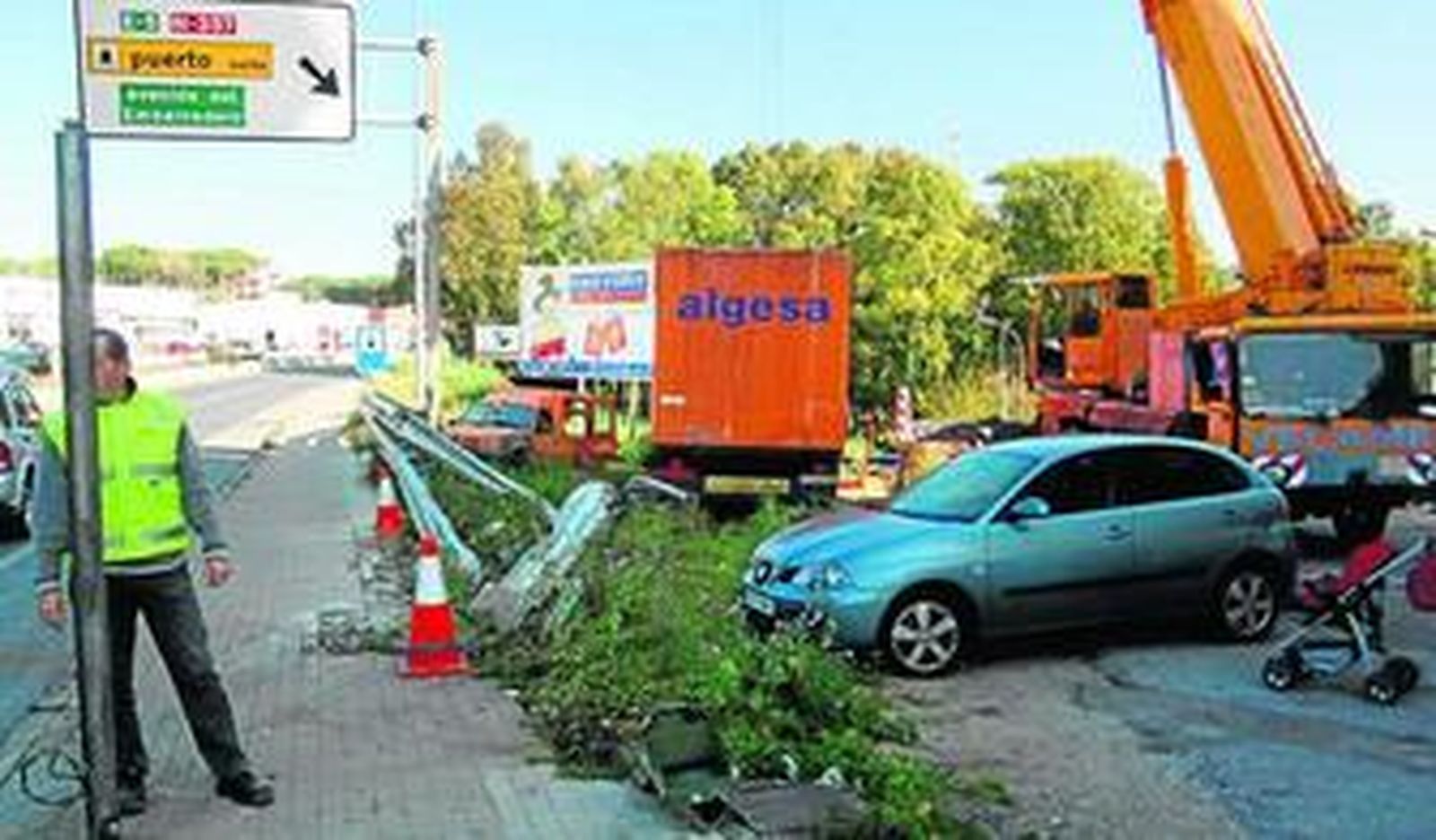 Una grúa trata de retirar el camión de Algesa que se salió de la vía.