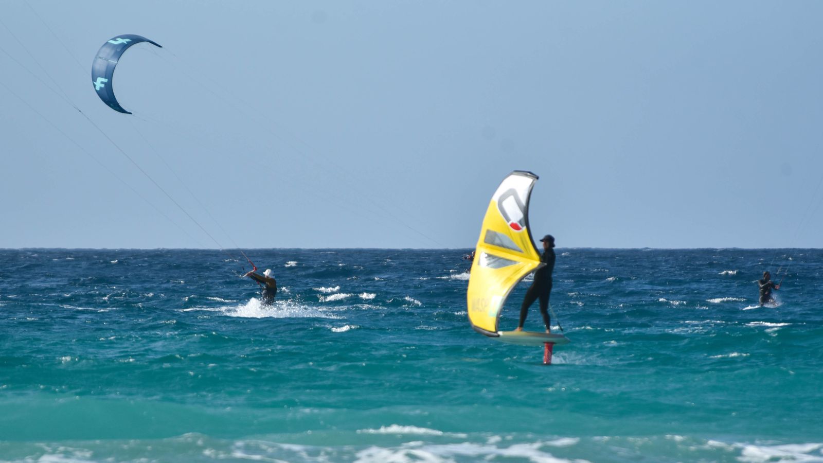 Ambiente en el puente de la Inmaculada en Tarifa, en imágenes