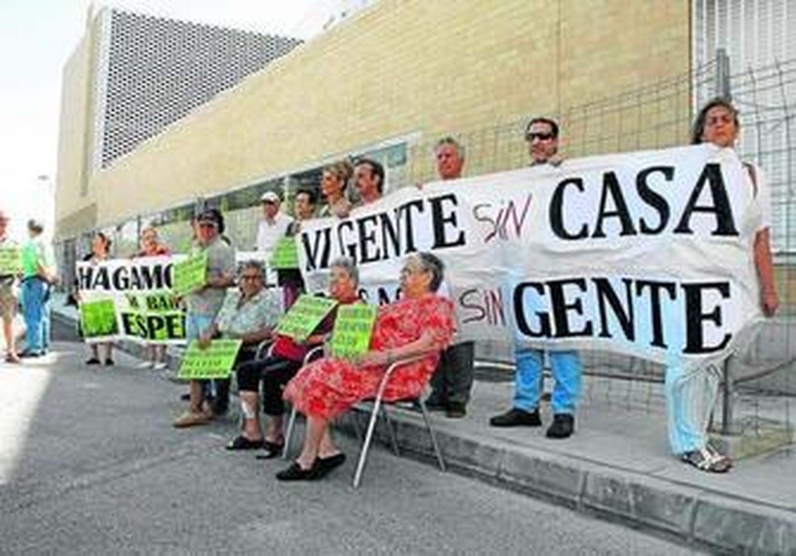 Vecinos de Santa Clara y miembros del Foro Social, a las puertas de las nuevas viviendas de la Junta en Santa Clara.