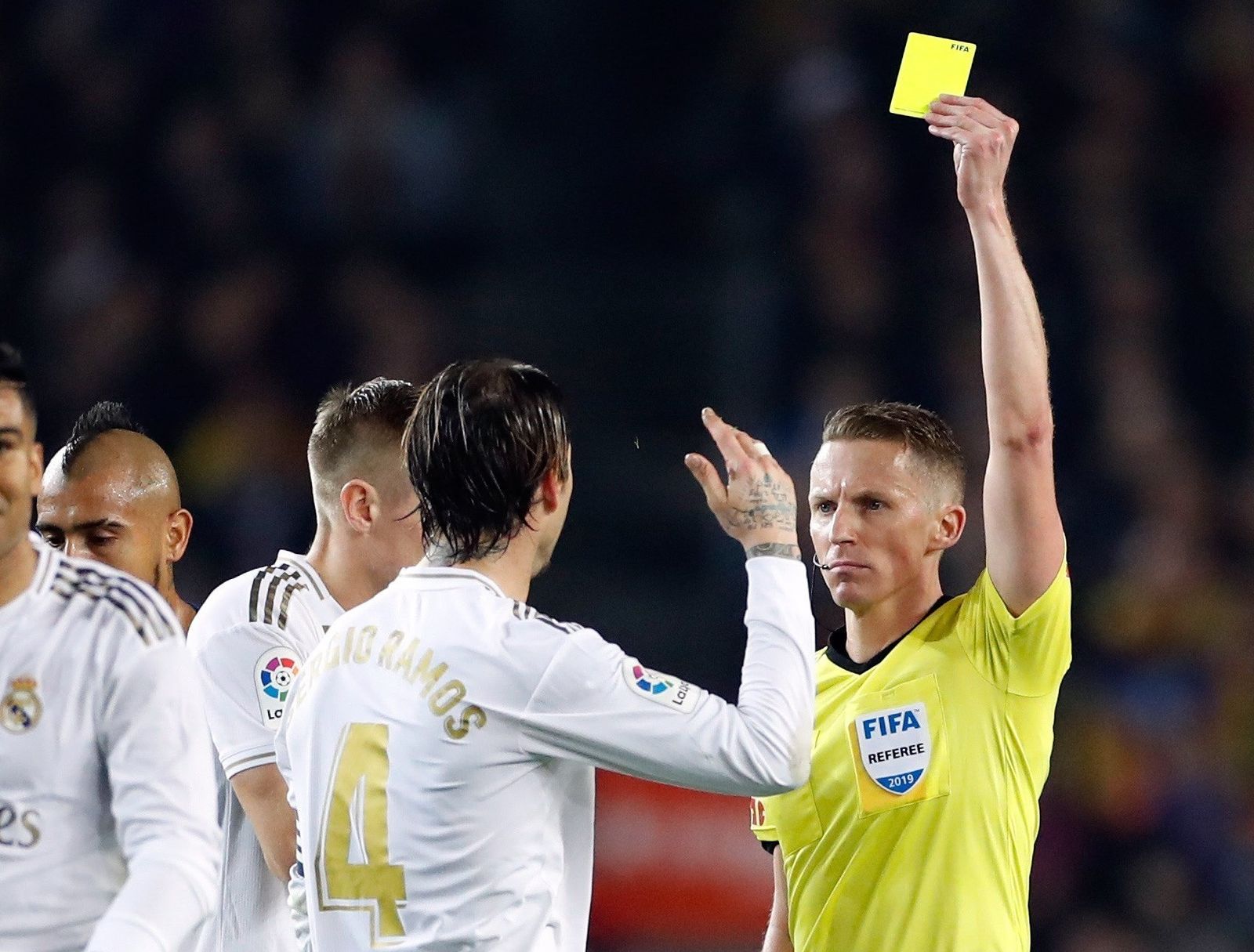 Hernández Hernández muestra amarilla a Sergio Ramos en el último clásico.