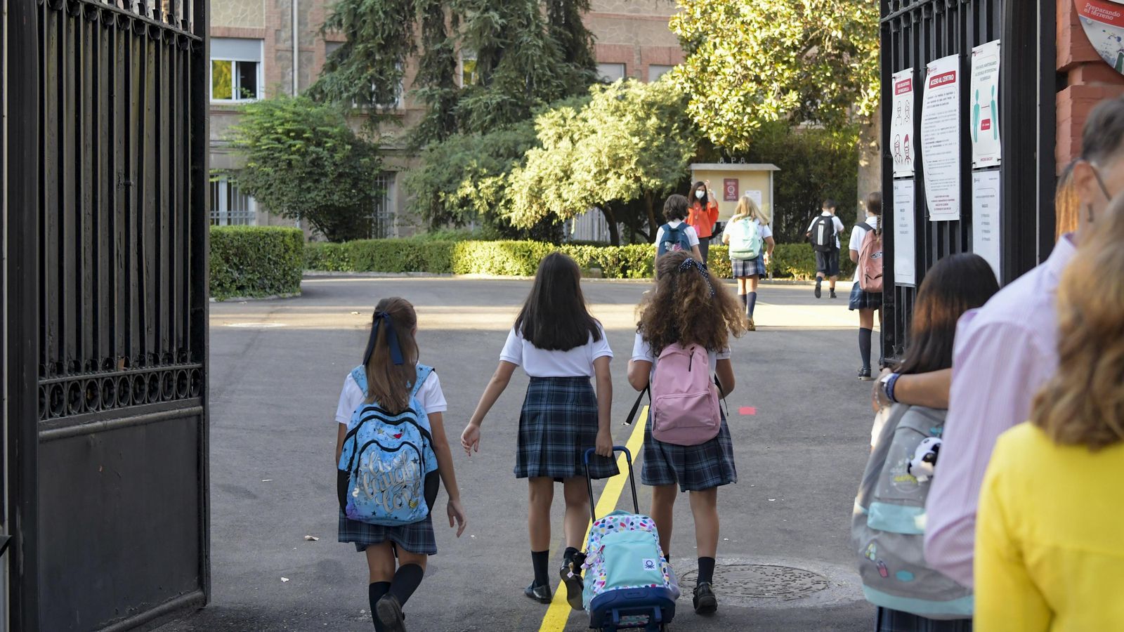 Un grupo de niñas accede a su centro escolar Un grupo de niñas accede a su centro escolar