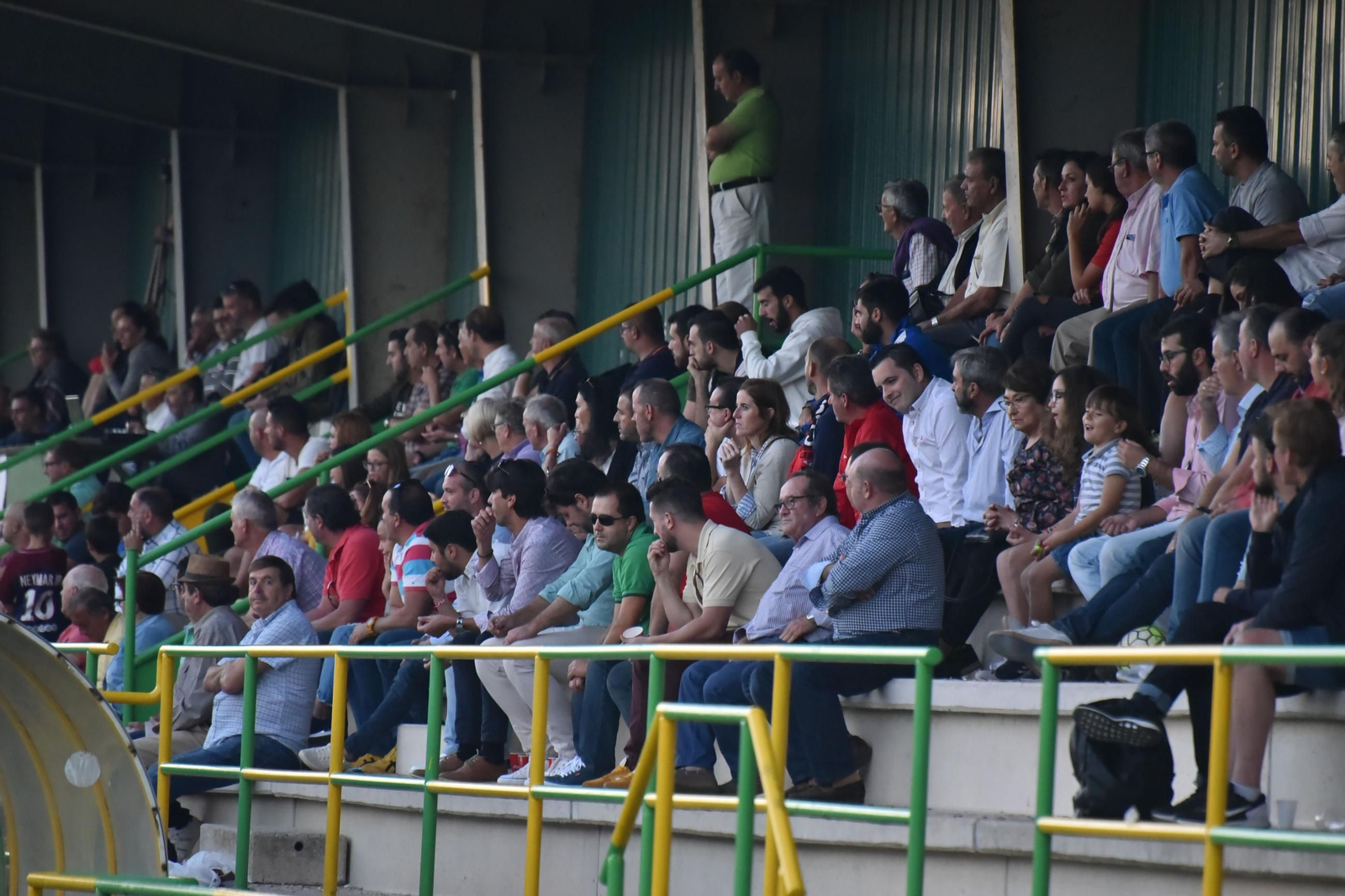 Aficionados en una de las gradas del estadio Carlos Piña, en Los Barrios