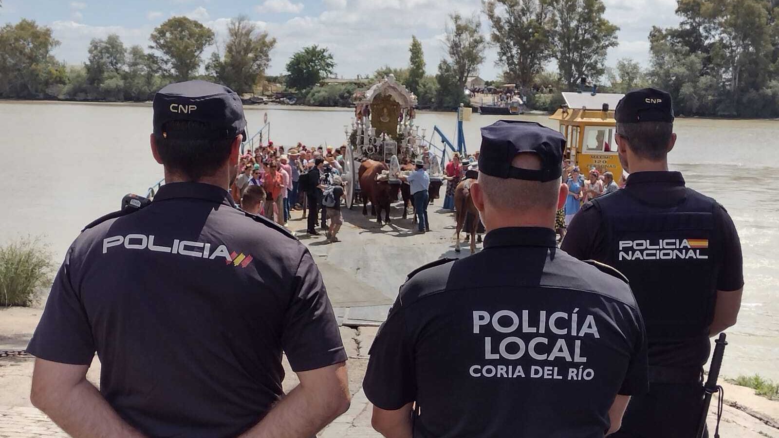 Policías nacionales y locales de Coria del Río, en el embarcadero.