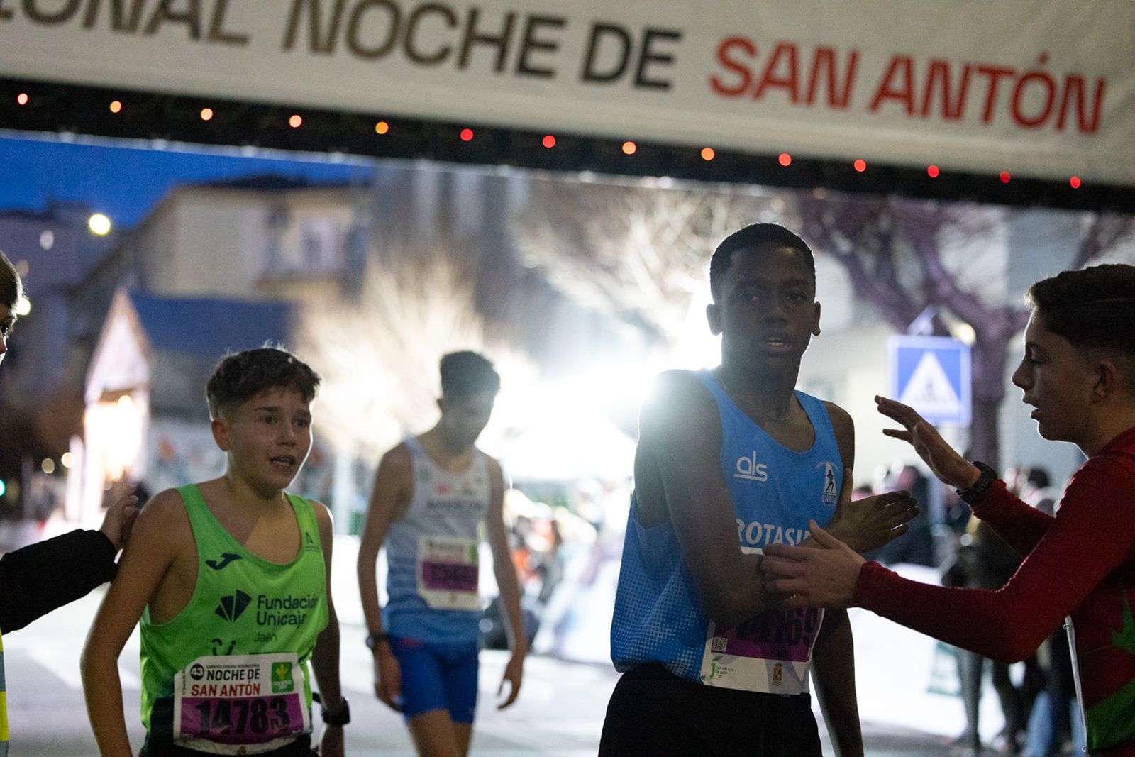 En imágenes: 2.000 atletas brillan con luz propia en la infantil de la Carrera de San Antón 2026