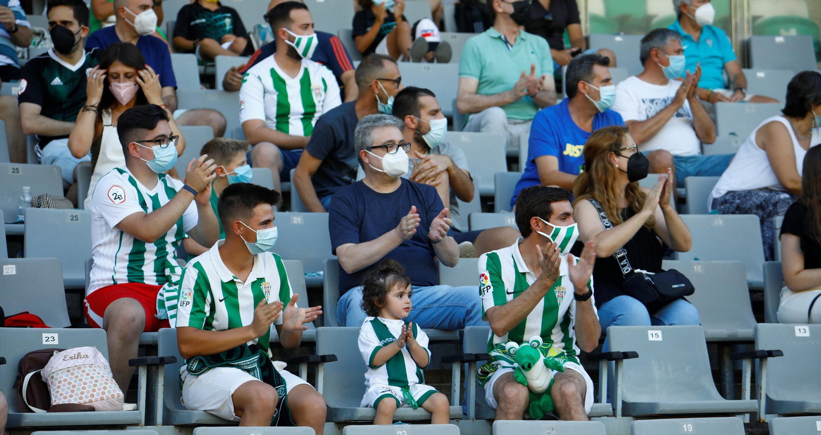 Aficionados del Córdoba CF en la grada de Tribuna en El Arcángel.
