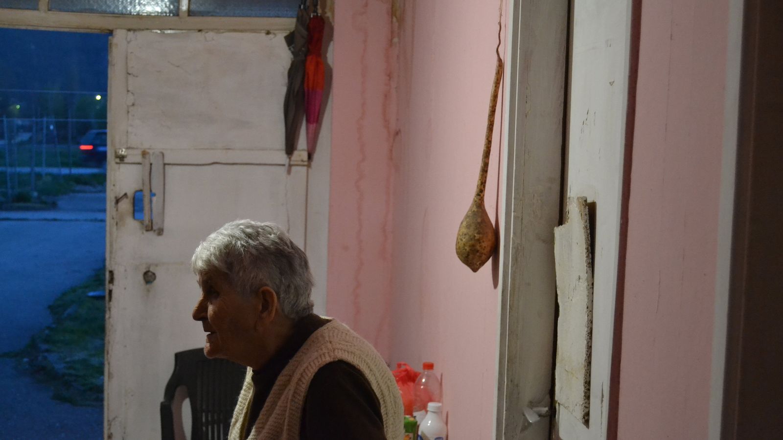 La anciana serbobosnia Tahina en su barracón de Kakaraj.