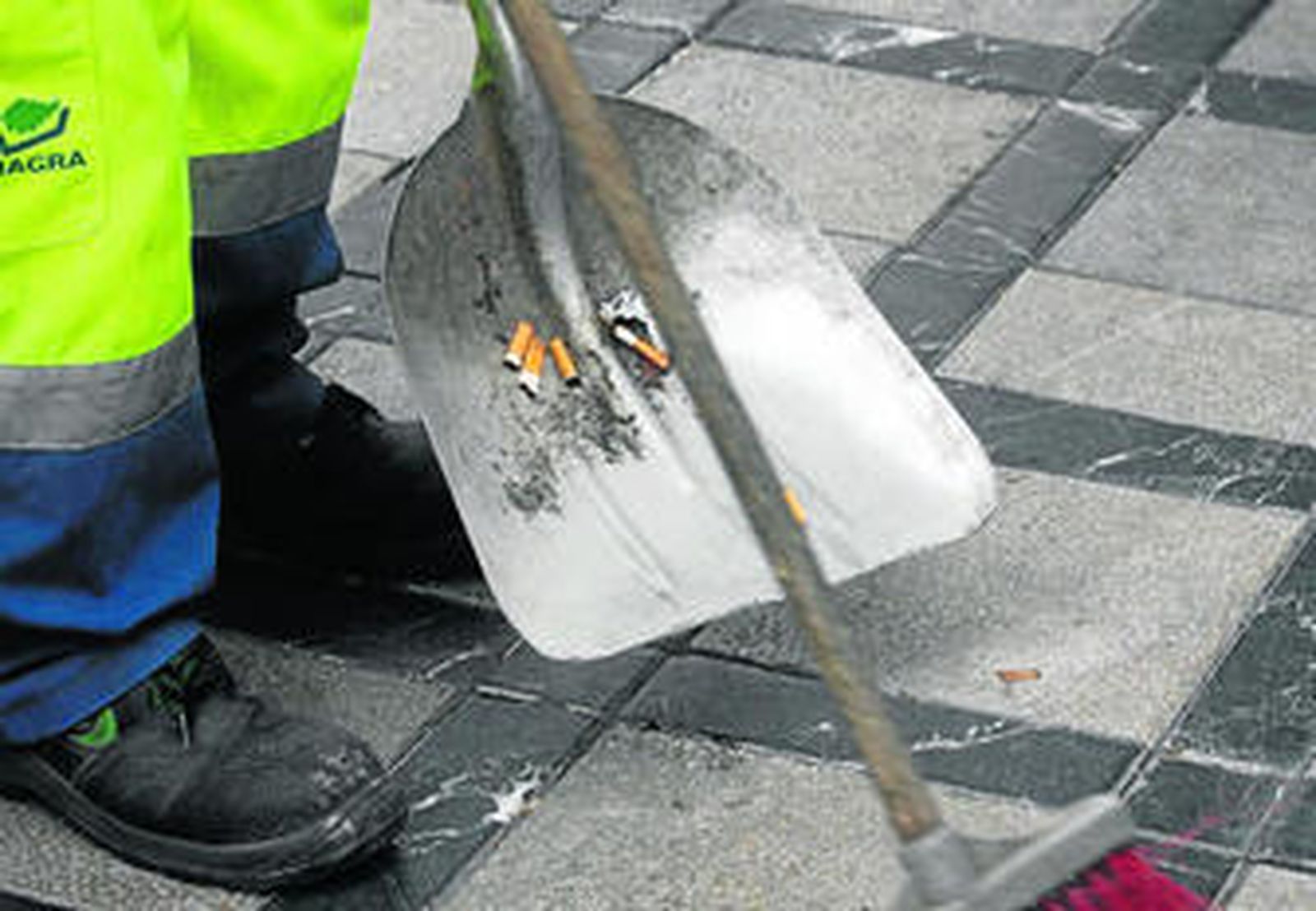 Medio Ambiente ve el aumento de las colillas en el suelo como un efecto colateral de la norma.