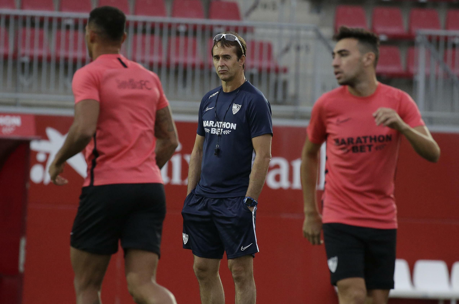 Julem Lopetegui, entrenador del Sevilla FC, serio en un entrenamiento entre Diego Carlos y Munir.
