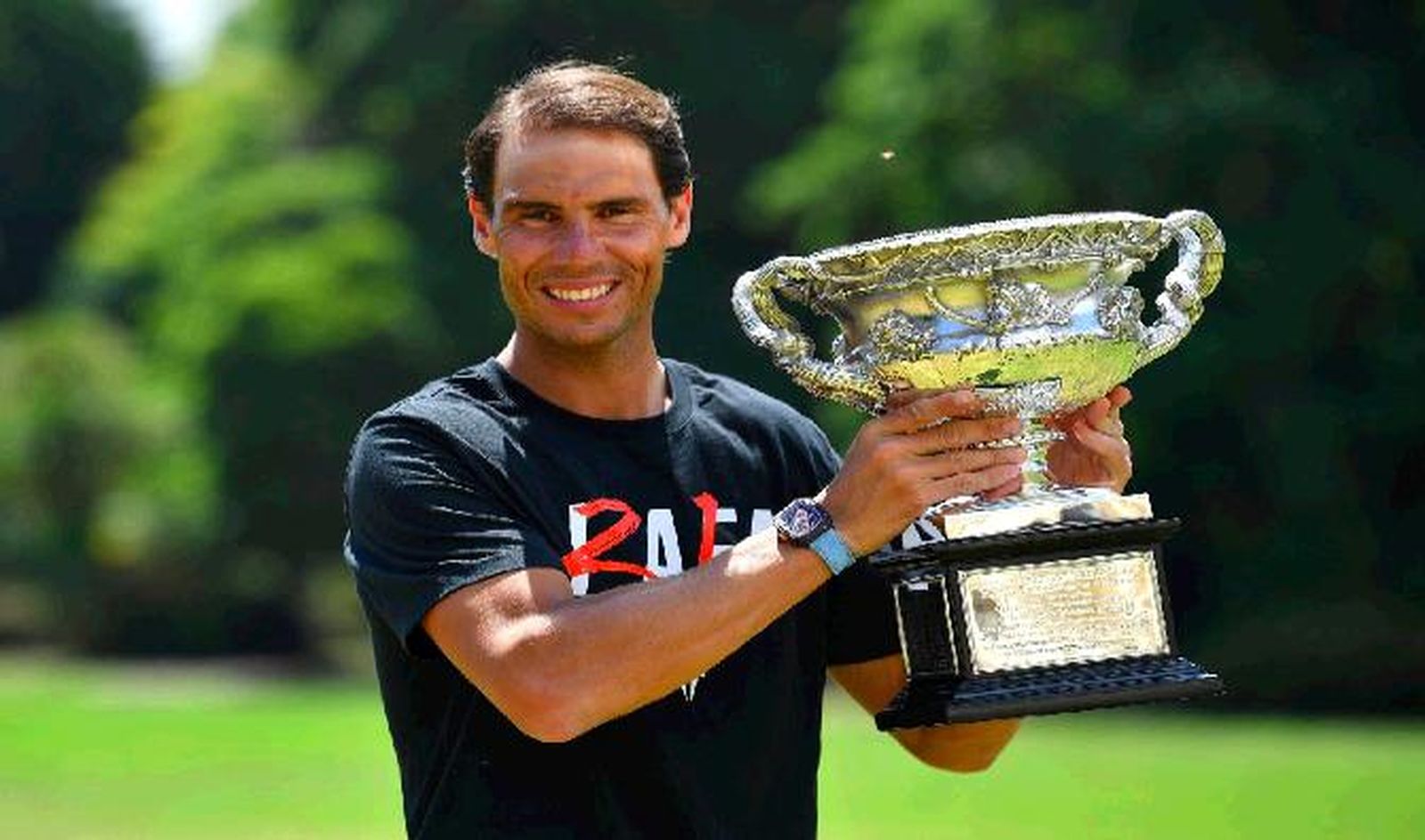 Nadal posa con el trofeo.