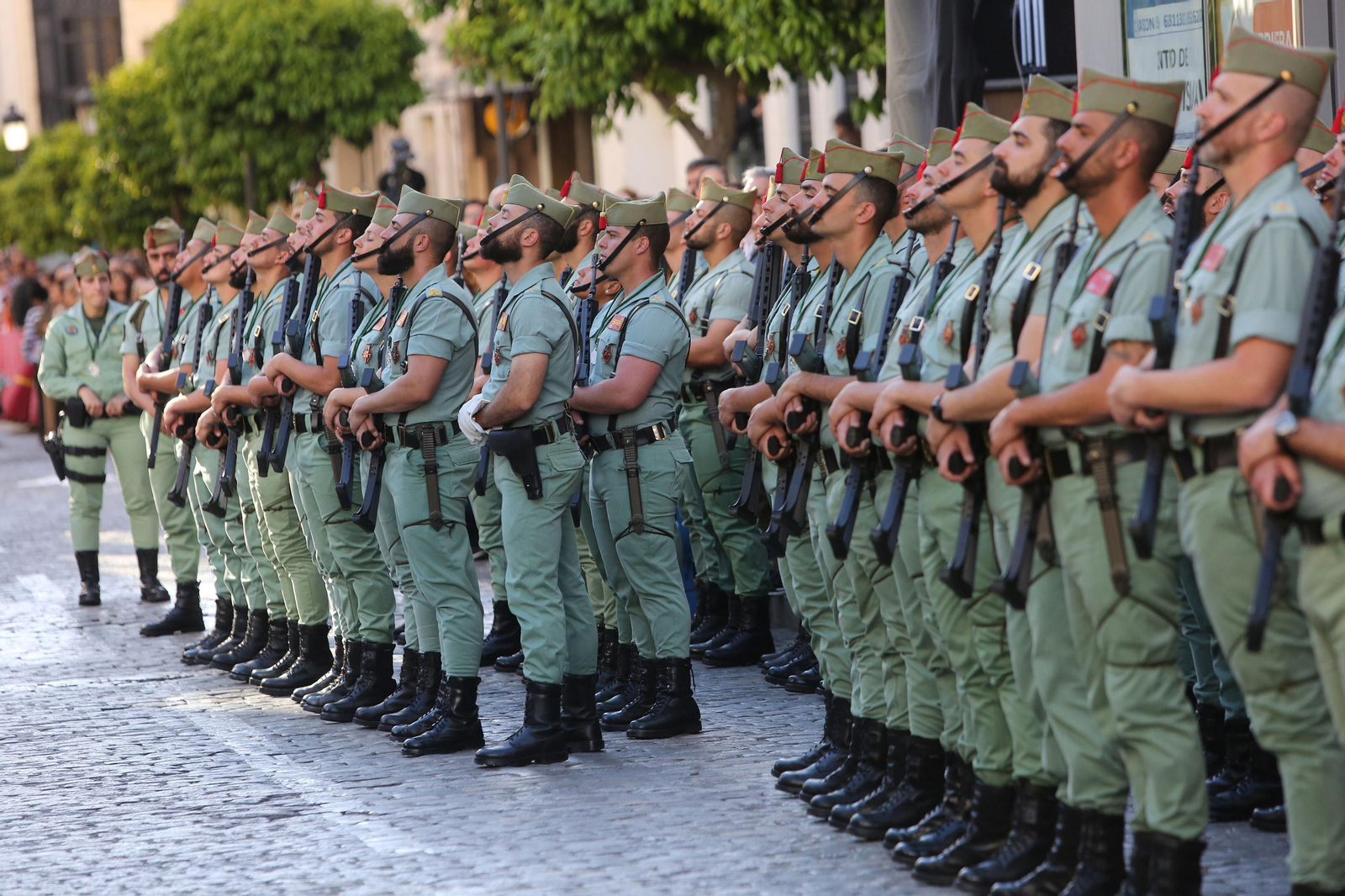 Procesión del Cristo de la Vera Cruz, escoltado por la Legión en las calles de Huelva