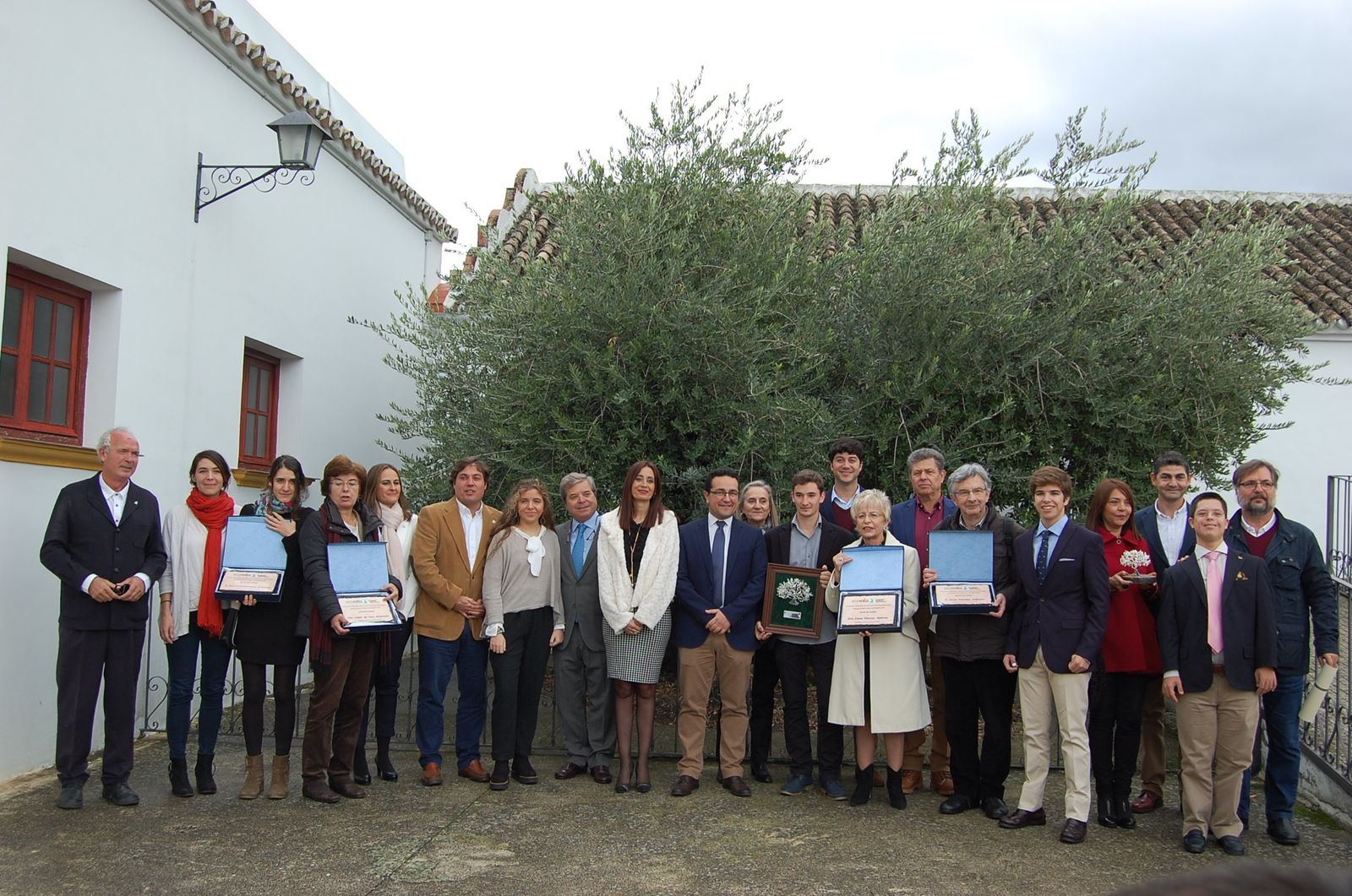 Los galardonados, acompañados por los responsables institucionales y de Ecovalia.