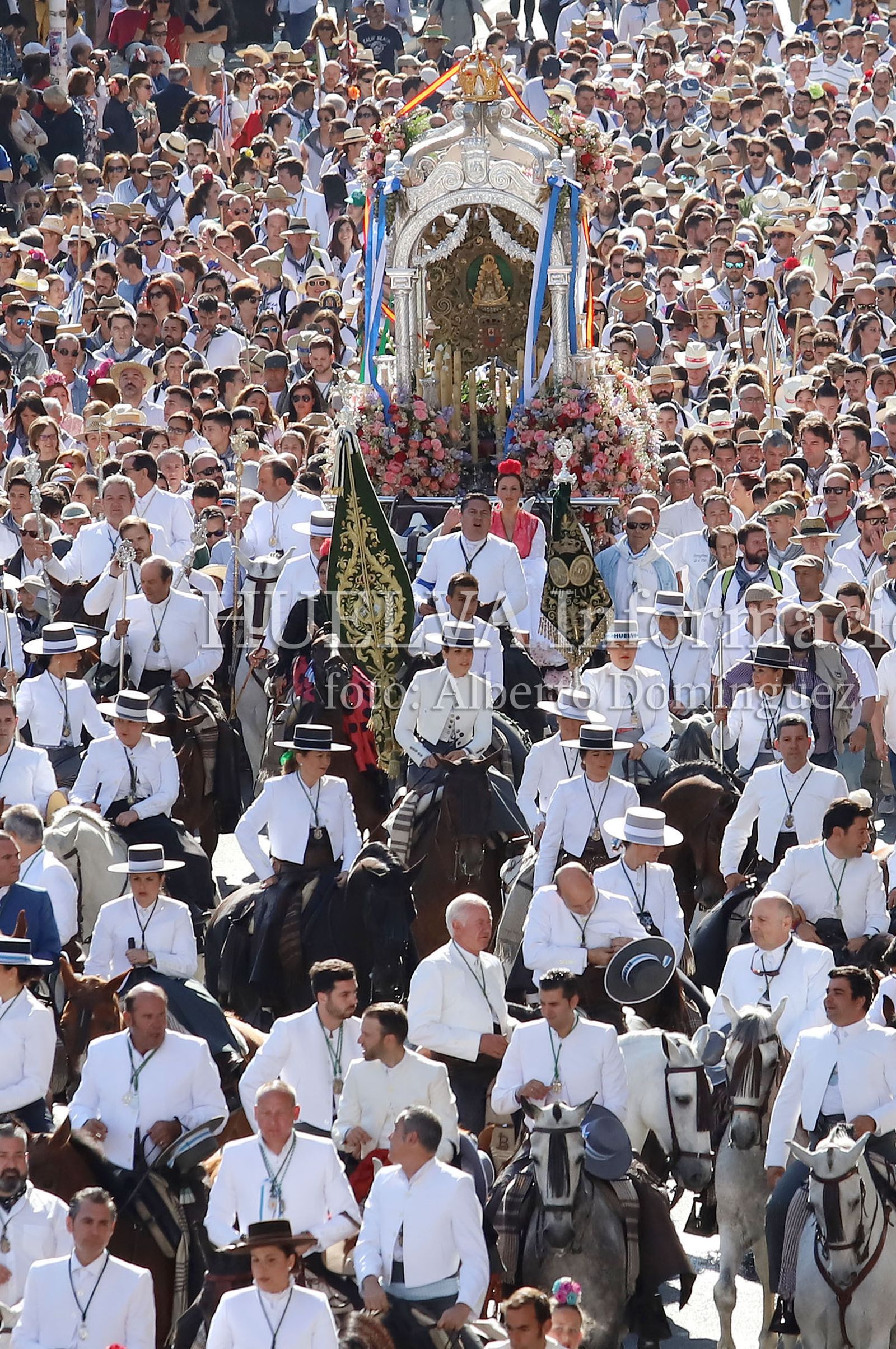 Imágenes de la Hermandad del Rocío de Huelva en su salida. Rocío 2019