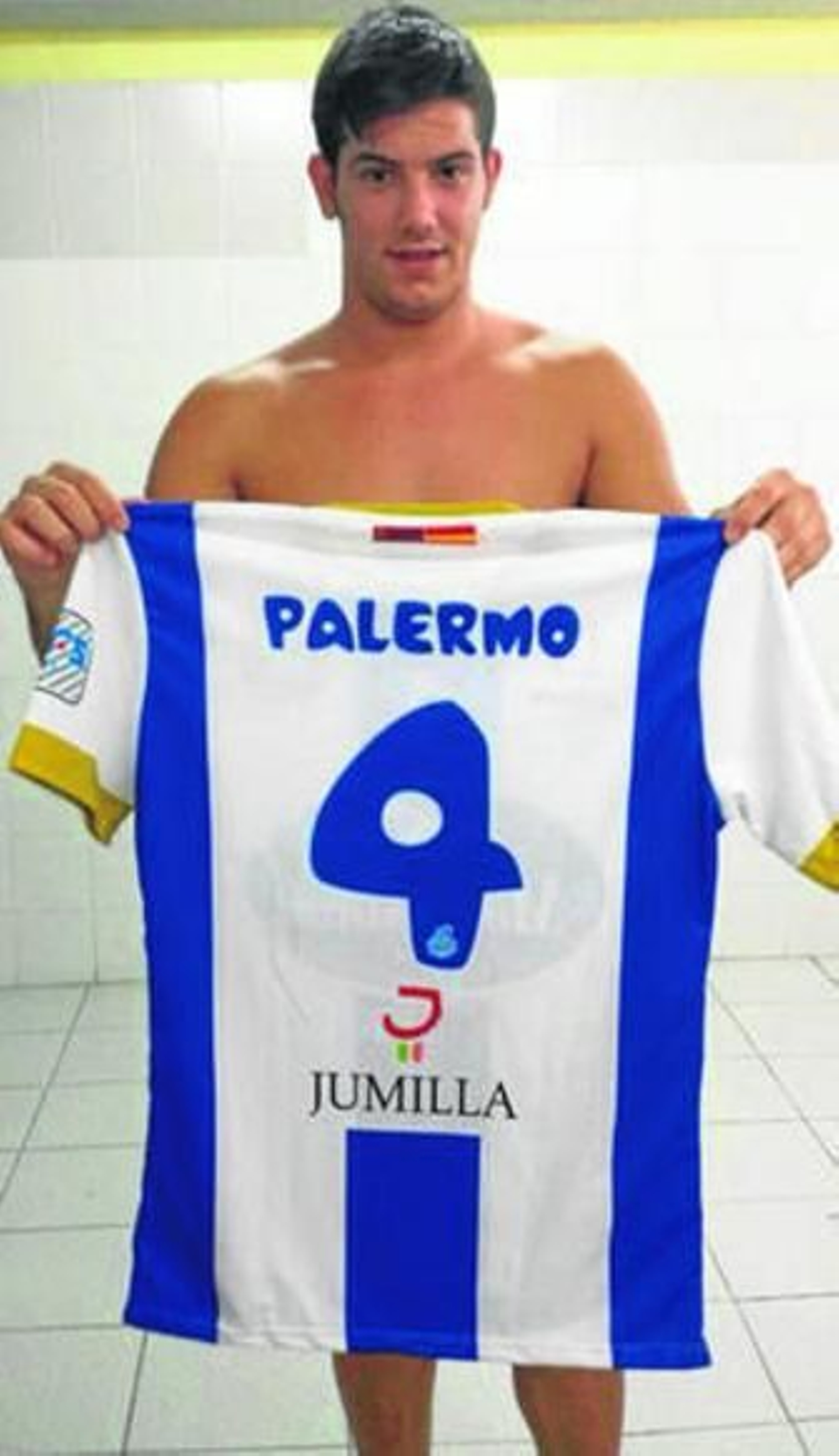 Antonio Alcaraz 'Palermo' posa con la elástica de su equipo en el vestuario.