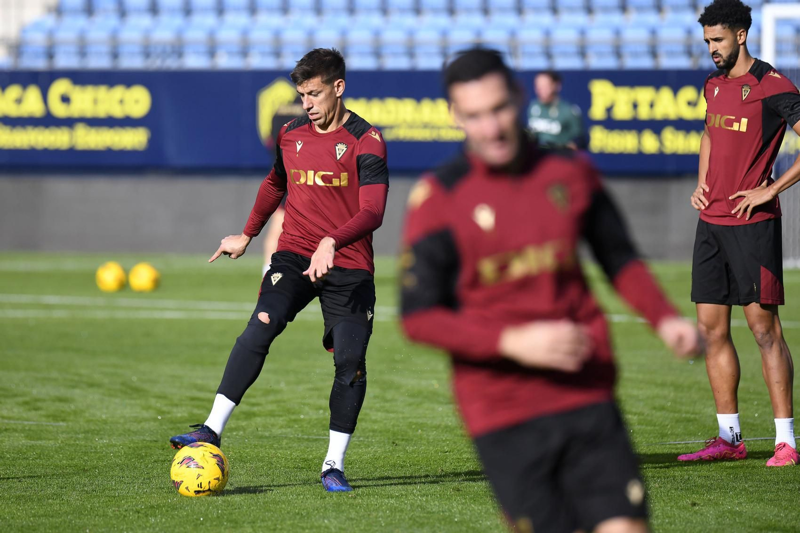 Alcaraz controla el esférico en el entrenamiento de este sábado